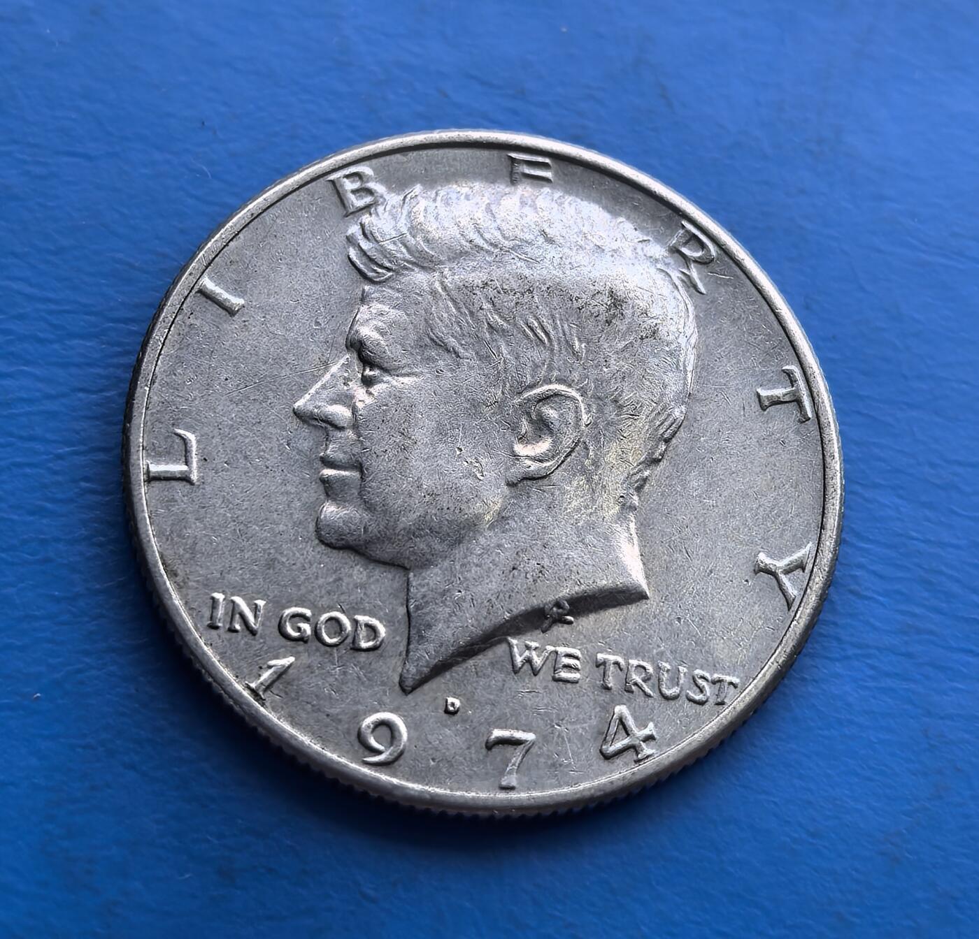 外国优质老铜币高银银币，周六九点倒数截拍，满百包邮，持续收拍 美国肯尼迪1974 年半元，纪念遇刺总统的经典流通币。正面肖像凝萃领袖神韵，背面鹰徽承载美国符号。虽 1965 年后改铜镍材质，仍因 肯尼迪符号 + 美国精神图腾 成收藏热点。流通好品见证岁月，是解码 60 年代美国史、入门美国币藏的亲民标的，触摸时代记忆与铸币艺术 。