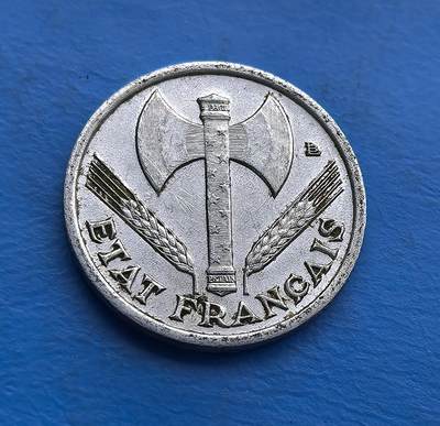 外国优质老铜币高银银币，周六九点倒数截拍，满百包邮，持续收拍 - 少见束棒星星清晰可见，1942 年维希法国 50 生丁铝币，诞于二战沦陷期。正面 “工作・家庭・祖国” 投射政权理念，背面斧与麦穗是维希标识。铝质包浆藏战时痕迹，见证被占区货币生态与政治符号。作为二战特殊标本，亲民可藏，助解码法国战时复杂脉络，是战争史与货币藏家的独特标的 。