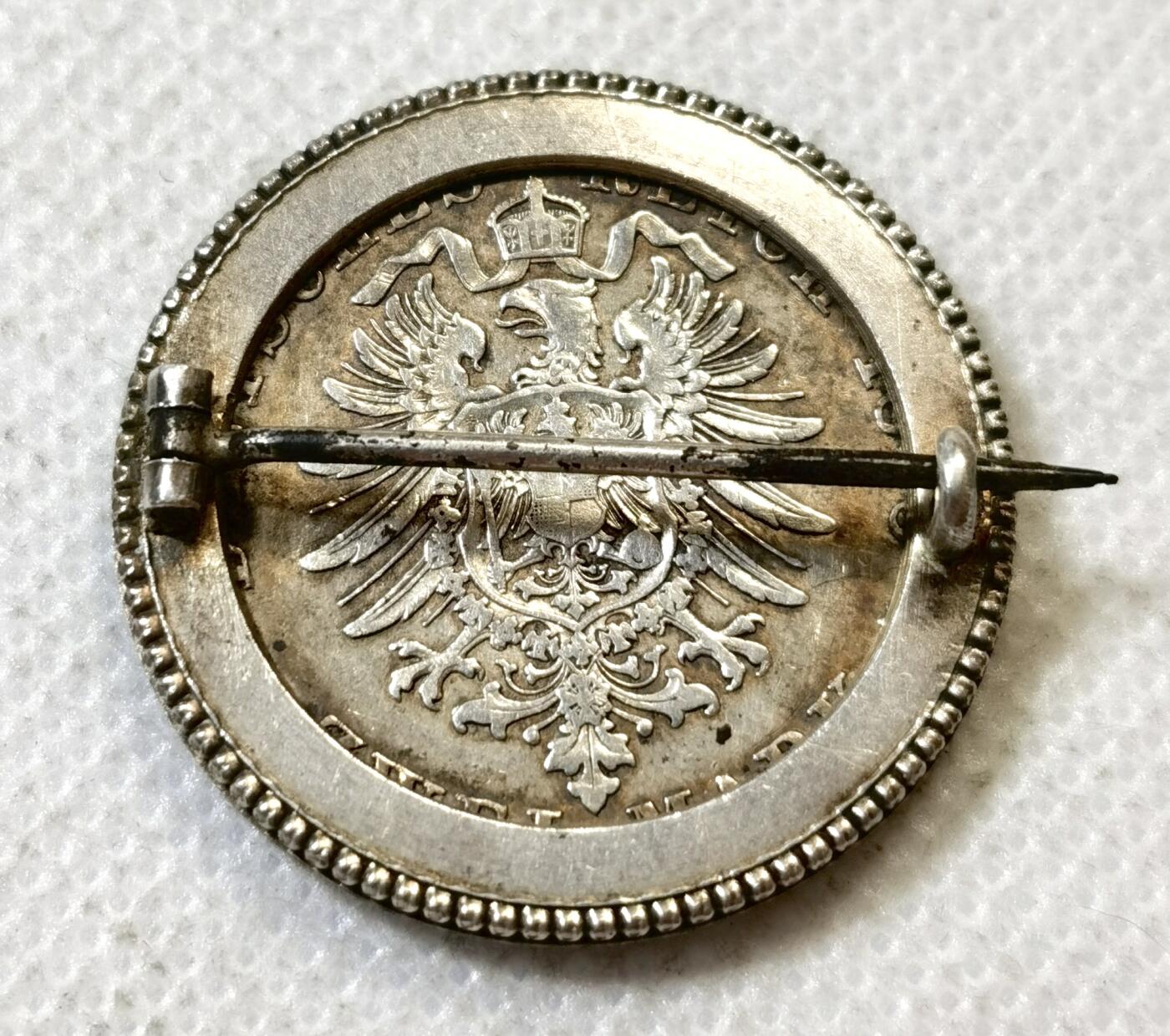 甄臻铺-世界币章拍卖（第45期）精品场拍品征集中，送拍享返佣金等优惠多多 德国普鲁士1888年2马克银币 腓特烈三世 三皇之年 少见品种 已改胸针 银币被完整装进银质外壳内