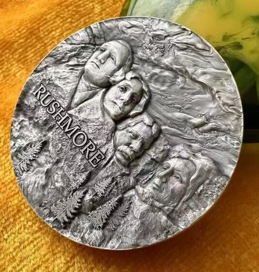 ❤️【币观天下】❤️ 第336期钱币拍卖- 2025.12.26周五晚上6点半场-长期征集拍品 加纳2024年，石刻纪念碑系列-美国总统山-拉什莫尔山. 2盎司,超高浮雕,仿古,纪念银币. 盒证全. 新热门系列. 实物更质感漂亮. 国外售价295美元