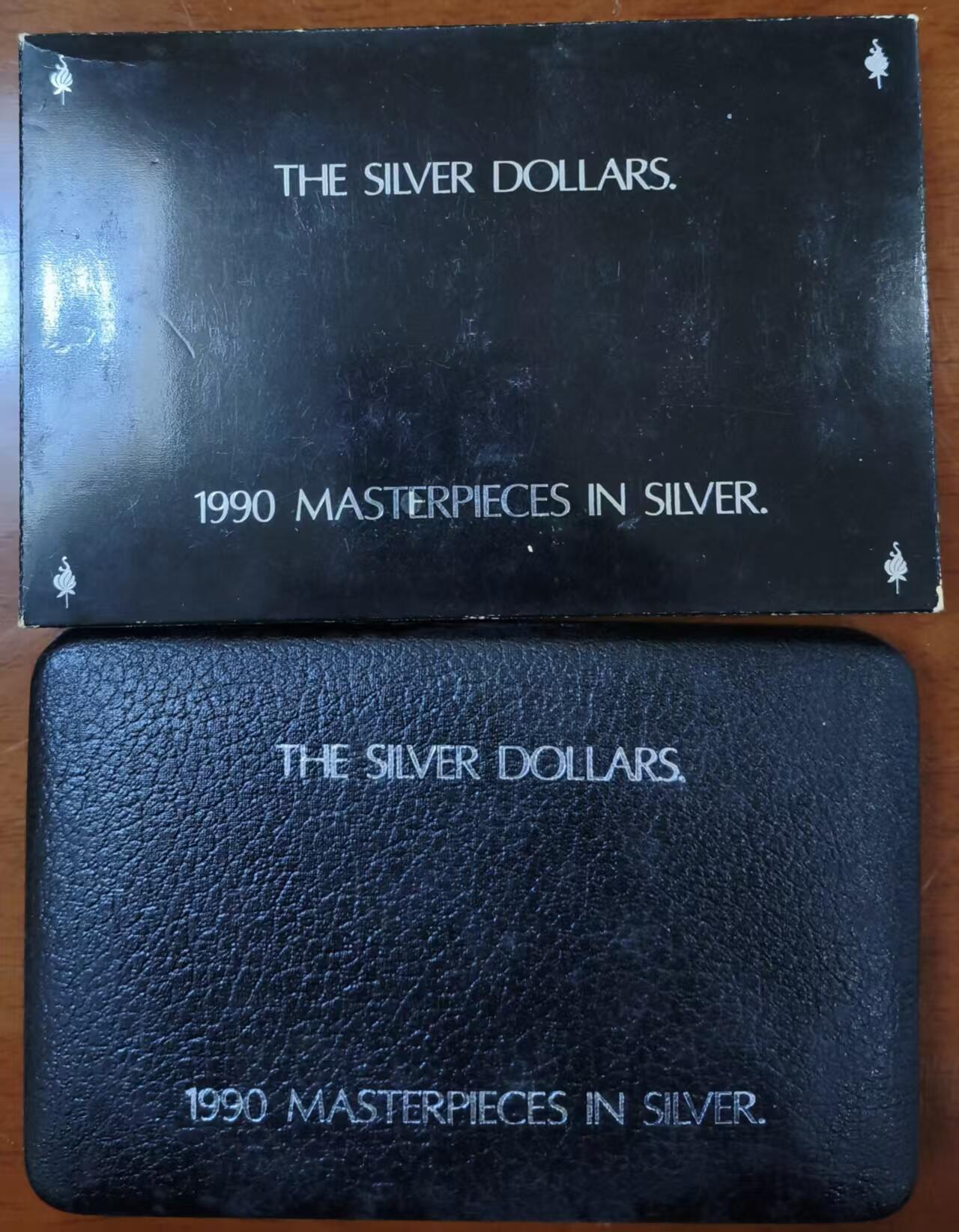 ❤️【币观天下】❤️ 第336期钱币拍卖- 2025.12.26周五晚上6点半场-长期征集拍品 澳大利亚1990年大师集藏装精制套币，此套装专为一澳元发行，澳大利亚自 1984年开始发行一澳元硬币。但是第一枚银质流通币却源自1988年的土著文化，因此在1998年特别发行此套装弥补1984年流通币和1986年和平年纪念币的银质版本，同时还发行一元纸钞的银质版本一起装入此套。总共含纯银74.97克