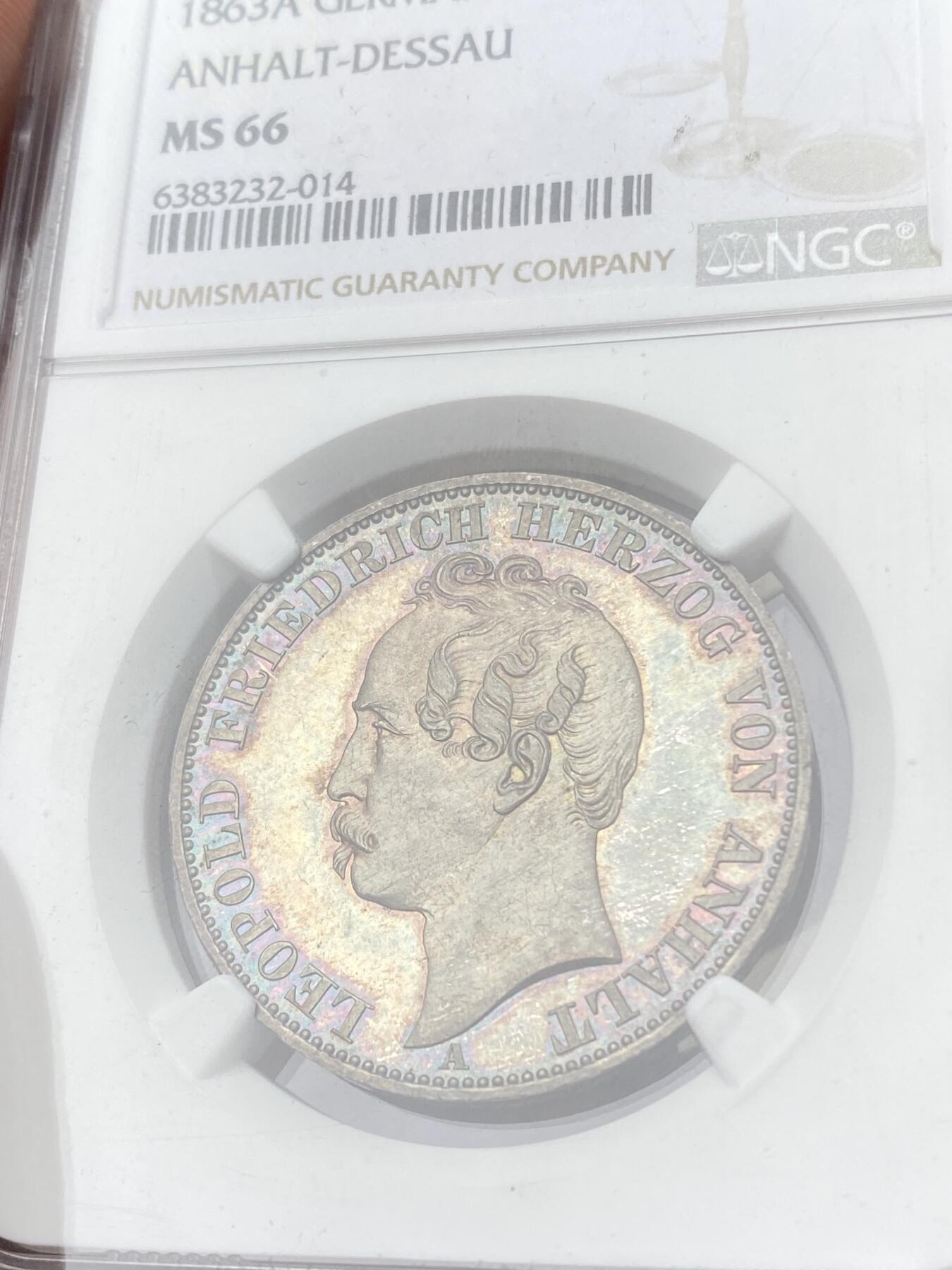 万国钱币拍卖第058期（万国新年大拍） NGC MS66 1863年德国安哈尔特-德邵建国260周年纪念泰勒 欧陆七色祥云幻彩 无可比拟的状态 完全未动过的顶级典藏品质 NGC亚军分（盒子有缺）