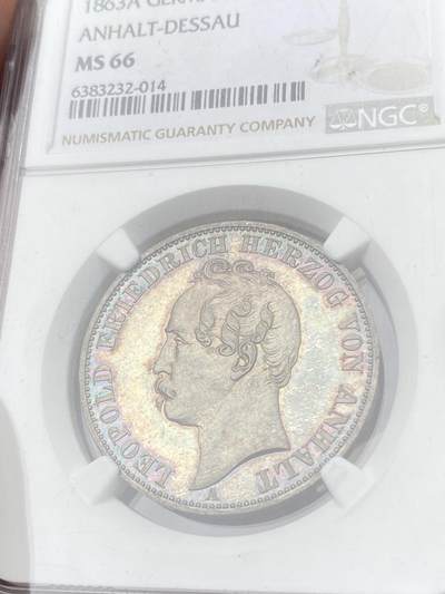 万国钱币拍卖第058期（万国新年大拍） NGC MS66 1863年德国安哈尔特-德邵建国260周年纪念泰勒 欧陆七色祥云幻彩 无可比拟的状态 完全未动过的顶级典藏品质 NGC亚军分（盒子有缺）