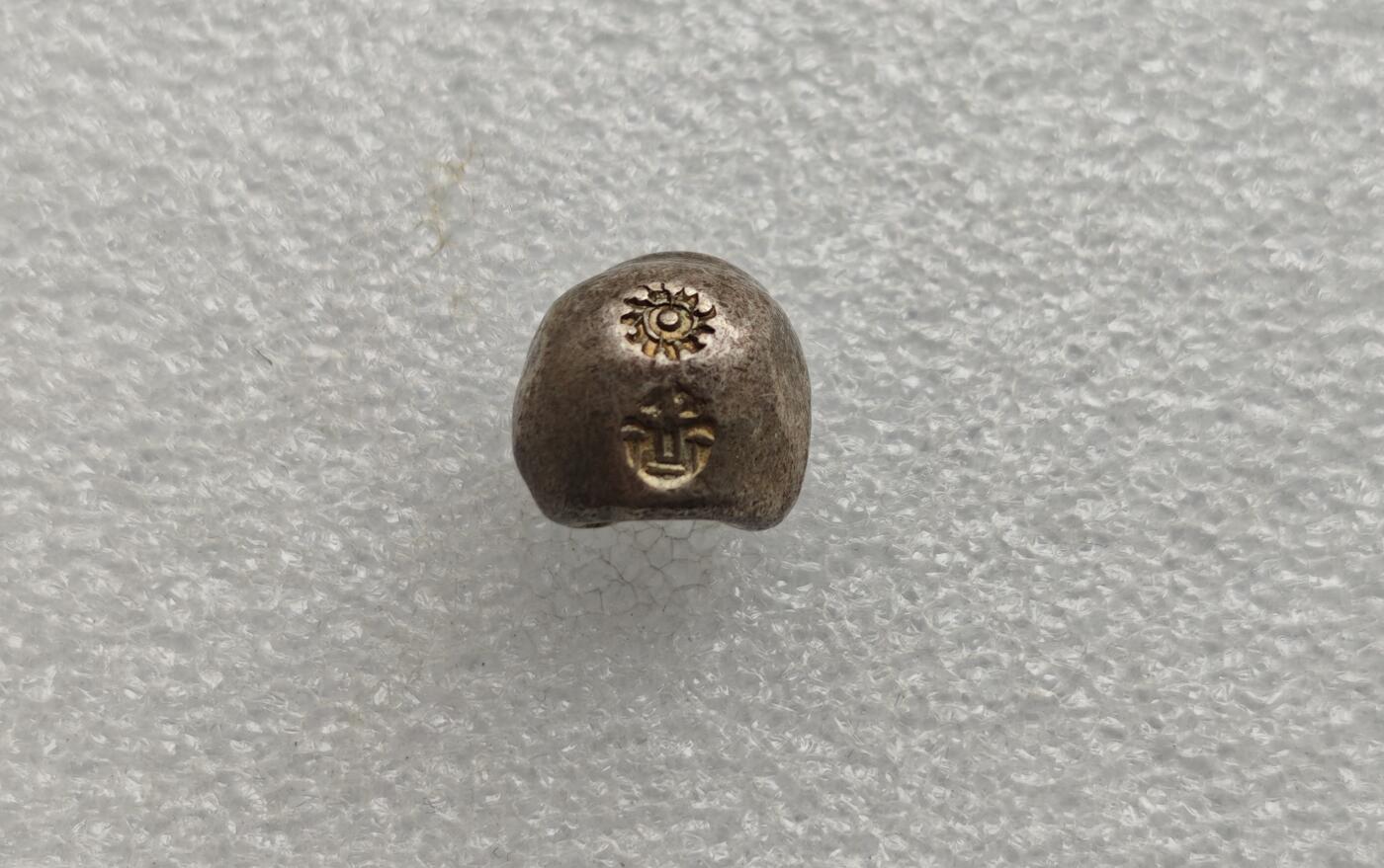 瓶子🏺第222期拍卖会  泰国拉玛三世神庙和法轮图案屁股锭银锭  品相很好