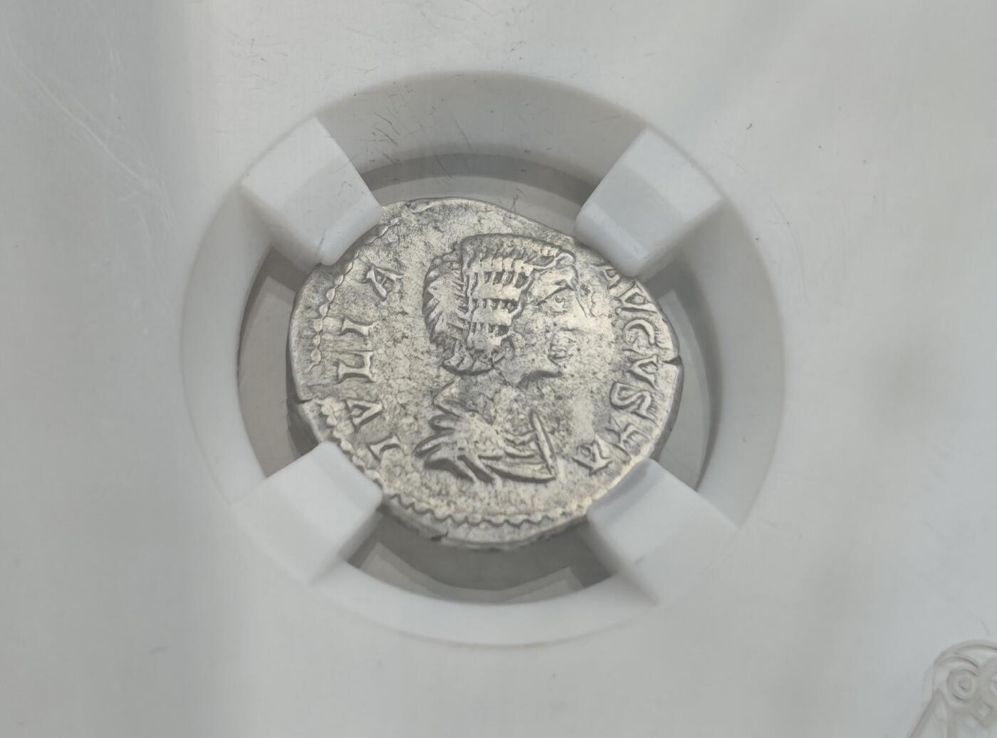 瓶子🏺第222期拍卖会  公元193-217年   古罗马帝国时代多姆娜皇后	 正面皇后头像  背面天后朱诺 1狄纳里银币 3克
