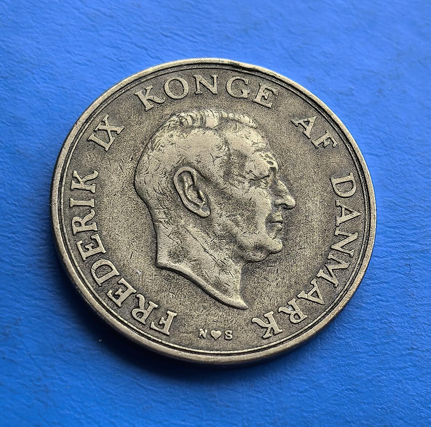 外国优质老铜币高银银币，周六九点倒数截拍，满百包邮，持续收拍 丹麦1953 年 2 克朗，属弗雷德里克九世时期，战后北欧稳定见证。正面君主肖像、背面皇冠三狮国徽，银质包浆凝岁月。北欧王室币典型，工艺精细，承载君主制传承，亲民门槛适配王室与欧洲币藏，解码战后丹麦货币脉络 。