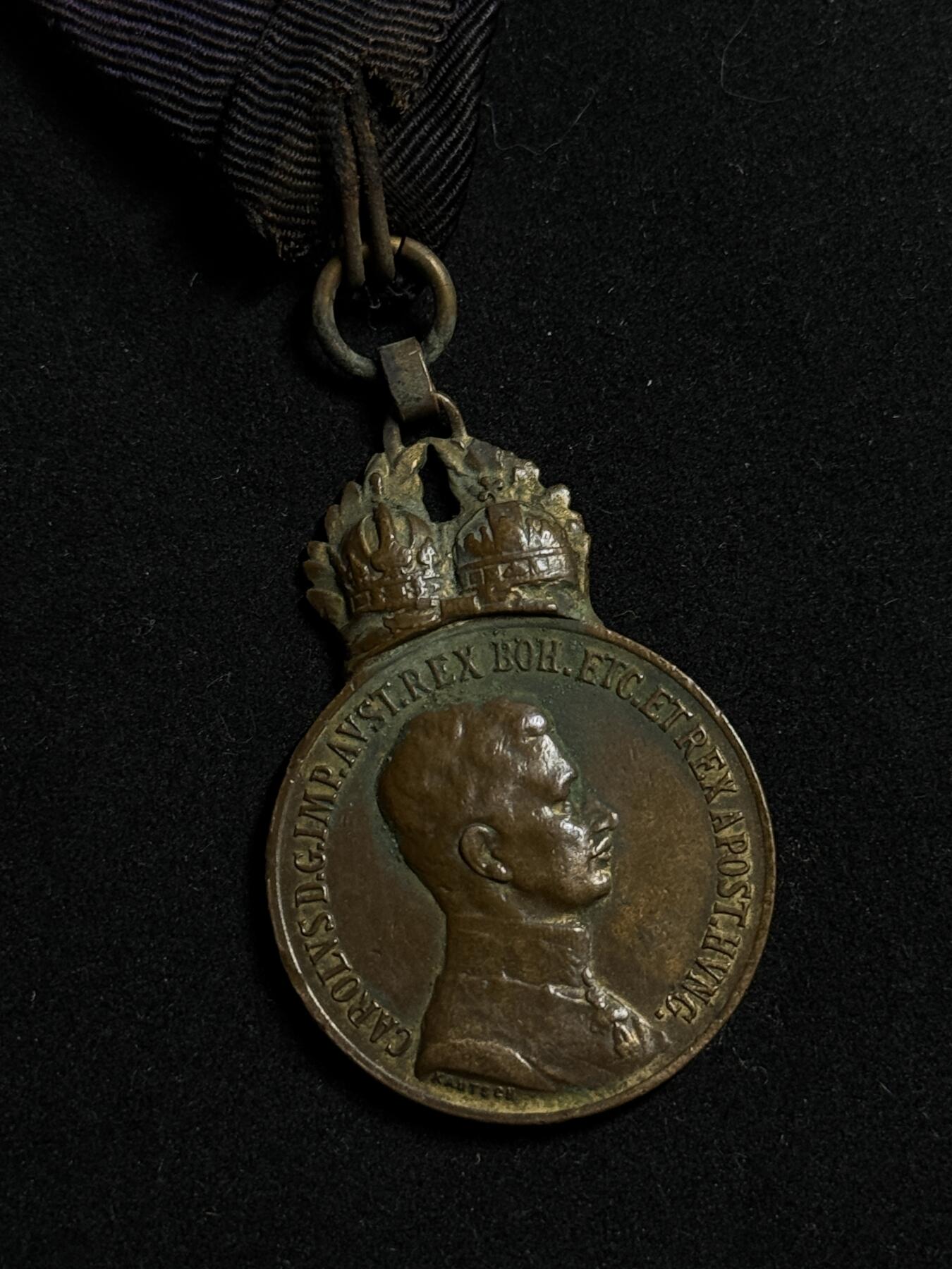 欢庆元旦！戎马世界章牌大赏第109期元旦大拍 奥匈帝国铜级军事功绩奖章，带剑饰，卡尔版，绶带有严重染色破损