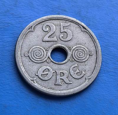 外国优质老铜币高银银币，周六九点倒数截拍，满百包邮，持续收拍 - 丹麦1930 年 25 欧尔圆孔币，铸于大萧条前夜。正面螺旋纹配圆孔，设计复古别致；背面君主花押（CXR）与皇冠，彰显王室符号。铜镍质地包浆自然，承载战前丹麦货币审美。作为克里斯蒂安十世时期实物，亲民门槛，适配欧洲古币藏家，解码 20 世纪初北欧王室与经济脉络，是小众币藏的特色标的 。