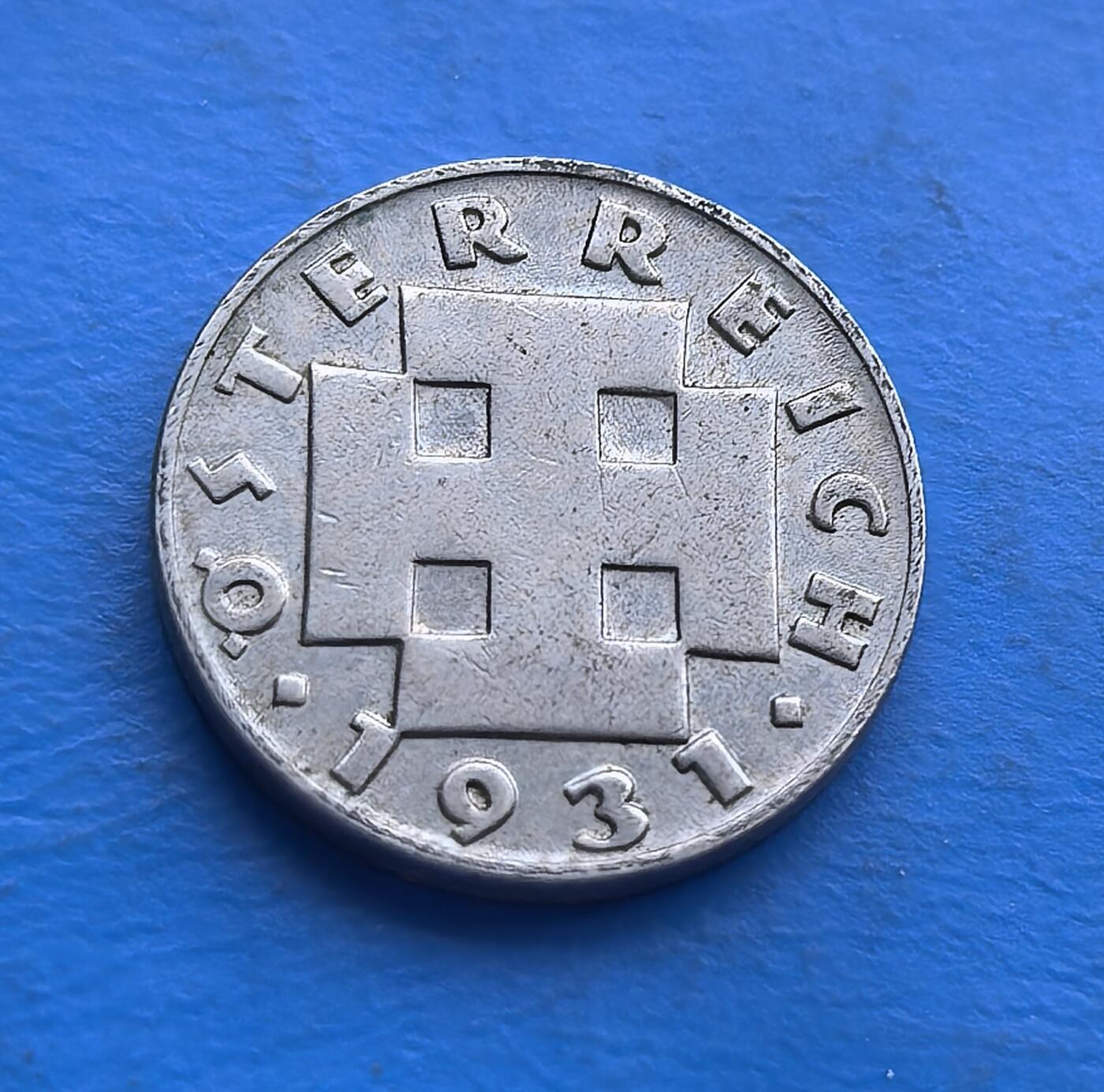 外国优质老铜币高银银币，周六九点倒数截拍，满百包邮，持续收拍 奥地利1931 年 5 格罗申币，铸于第一共和国大萧条时期。正面十字纹（Cross Potent）凝萃本土符号，背面极简数字彰显现代设计风格。铜镍质地，百年包浆留存岁月痕迹，见证中欧经济动荡。作为欧洲小众币，亲民门槛即可填补奥地利币藏空白，解码共和时代货币脉络与设计美学 。