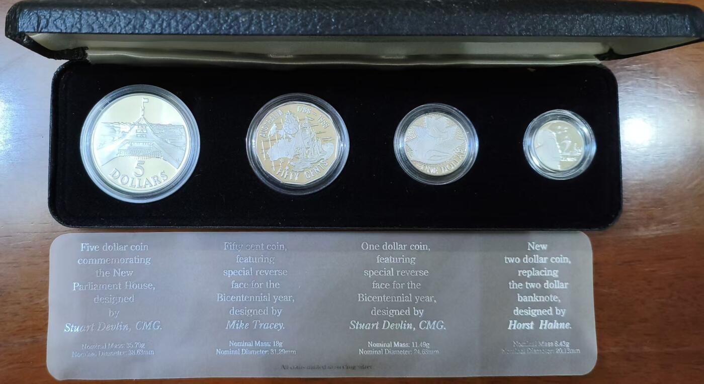 ❤️【币观天下】❤️ 第336期钱币拍卖- 2025.12.26周五晚上6点半场-长期征集拍品 澳大利亚1988年大师集藏装精制套币 此套为纪念澳大利亚两百周年特别发行，包含50分，1/2/5澳元，其中1/2澳元为该面值第一枚发行的银币，50分的发行年份则是1989 原盒证 含纯银68.18克