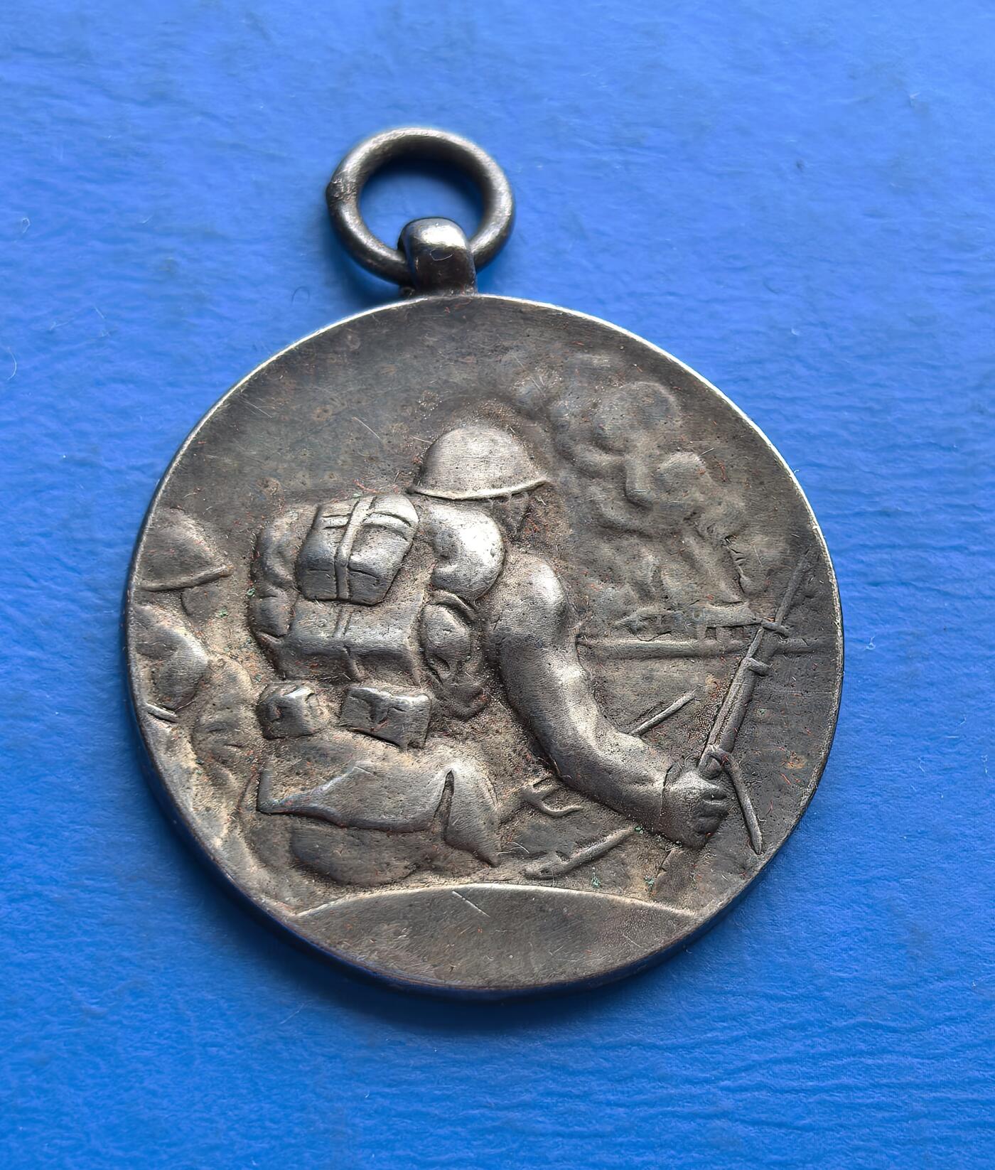 外国优质老铜币高银银币，周六九点倒数截拍，满百包邮，持续收拍 日军 “满洲事变二周年” 纪念章，背刻侵华史实，系罪证，藏历史警示价值 。直径26mm，重8克，材质不明，是否原铸自己辨别，售出不退。