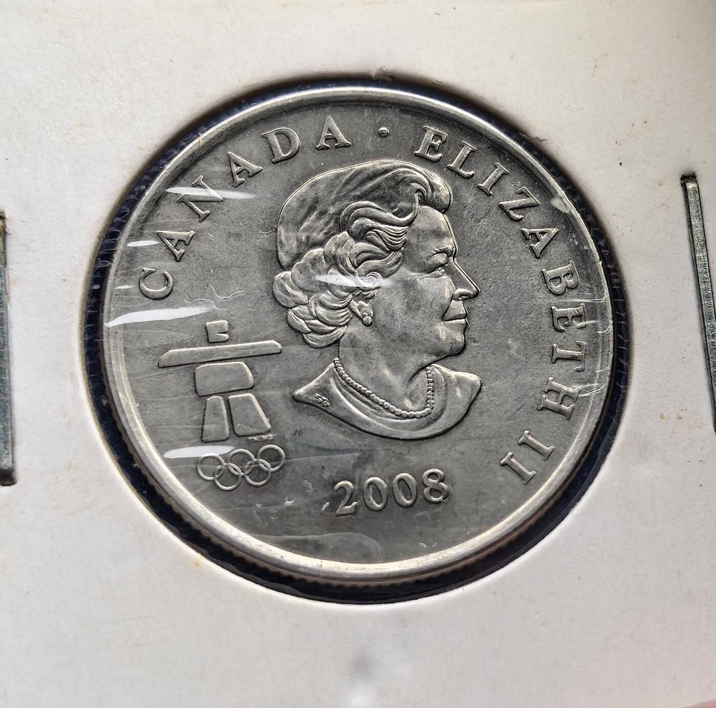 外国优质老铜币高银银币，周六九点倒数截拍，满百包邮，持续收拍 加拿大单板滑雪冬奥会纪念币。背面定格单板滑雪选手腾空瞬间，嵌入枫叶轮廓（加拿大象征）；正面女王像旁，因纽石刻（原住民符号）与奥运五环交融，凝萃多元文化。冬奥题材稀缺，串联体育、王室、原住民精神，存世随岁月递减，是触摸加拿大冬奥脉络的珍贵藏品，适配体育与世界币藏家 。