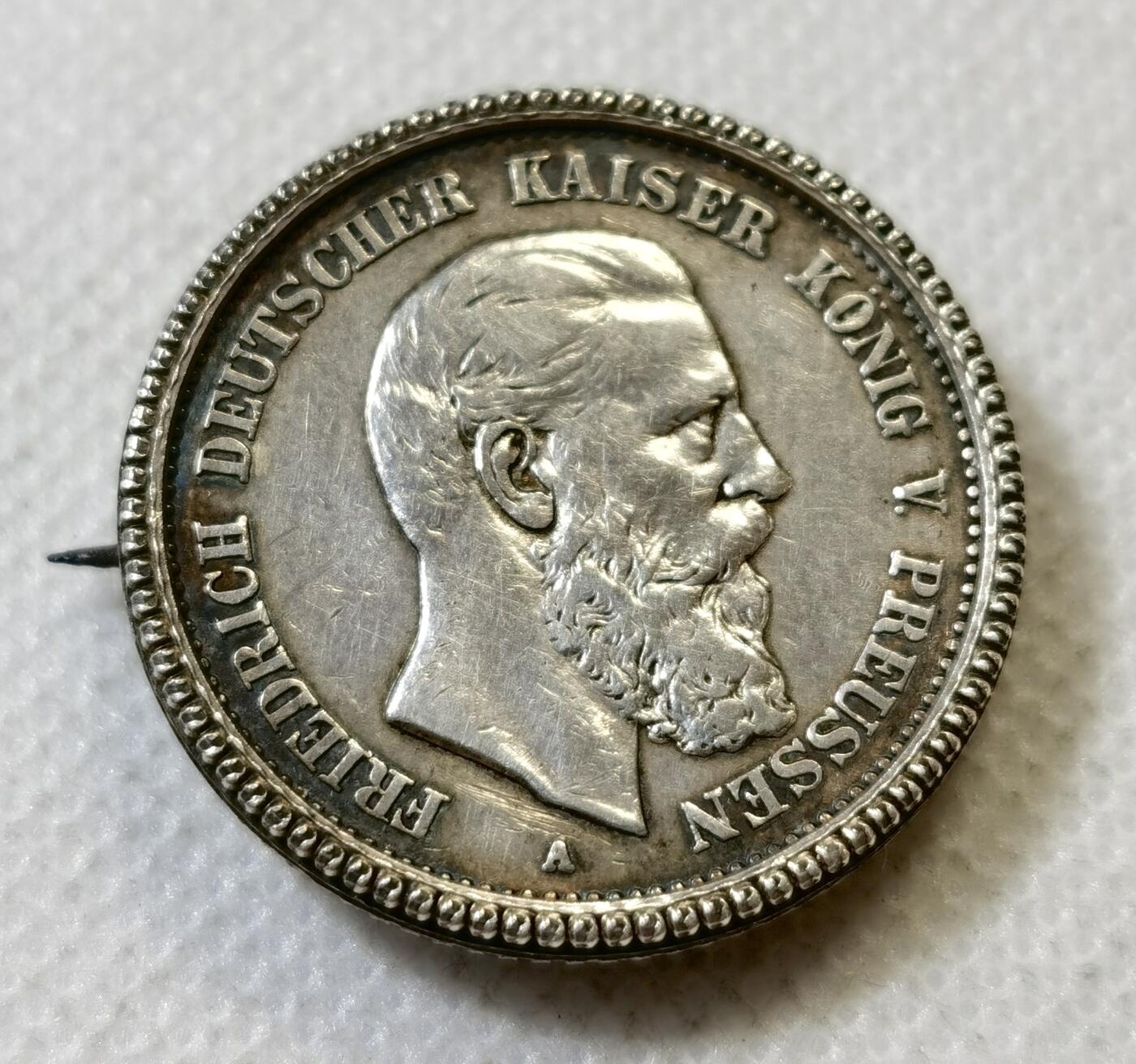 甄臻铺-世界币章拍卖（第45期）精品场拍品征集中，送拍享返佣金等优惠多多 德国普鲁士1888年2马克银币 腓特烈三世 三皇之年 少见品种 已改胸针 银币被完整装进银质外壳内