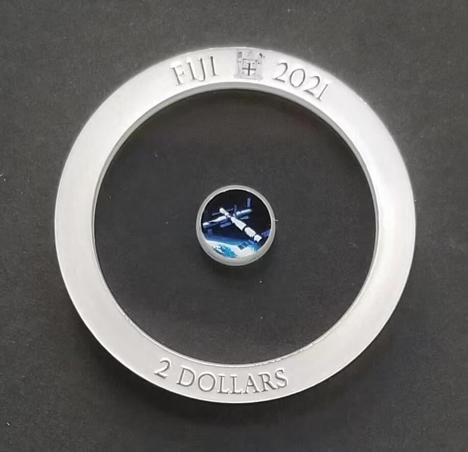 ❤️【币观天下】❤️ 第336期钱币拍卖- 2025.12.26周五晚上6点半场-长期征集拍品 斐济2021年太空站镂空透明镶嵌银币带证书包装