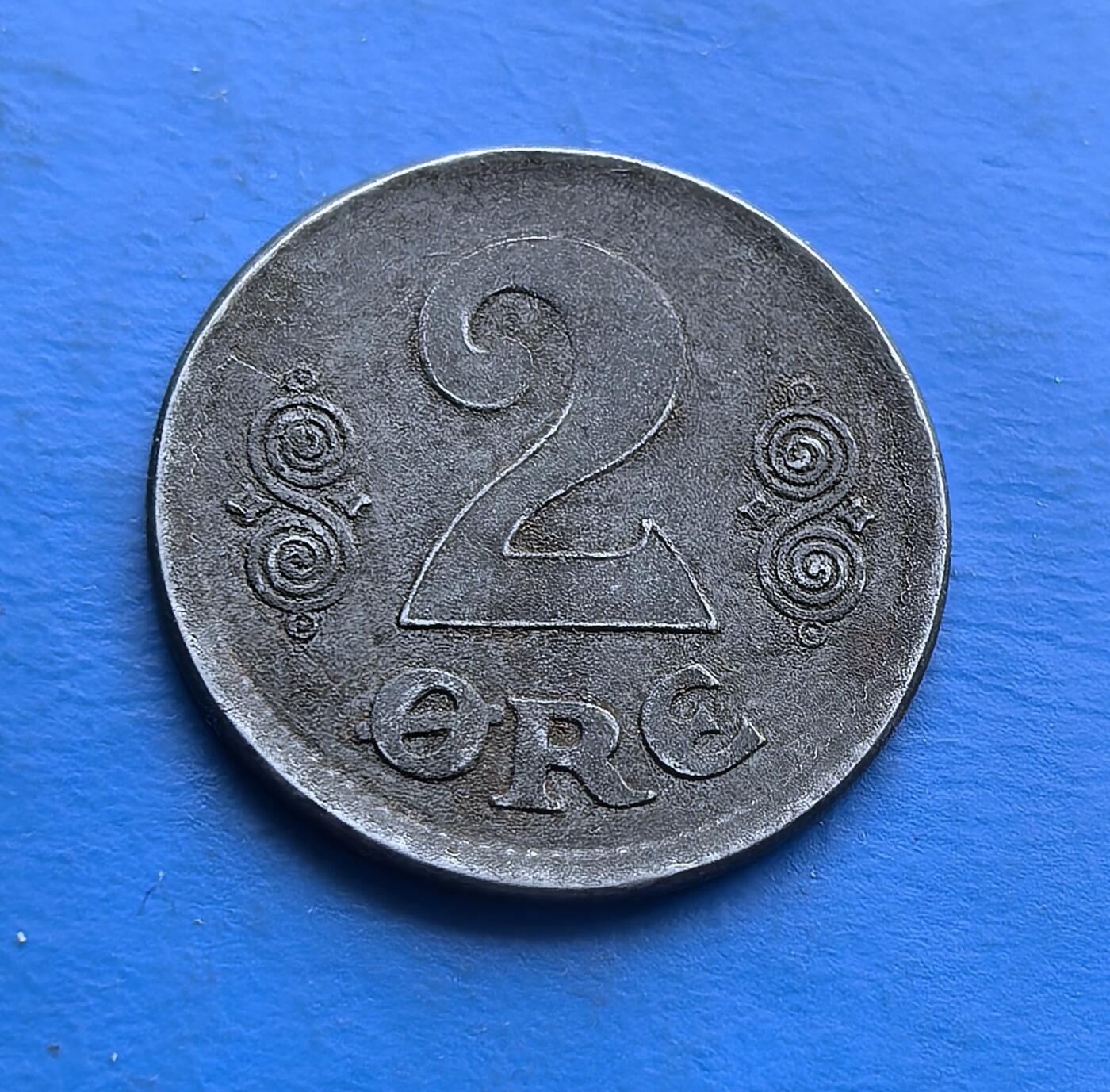 外国优质老铜币高银银币，周六九点倒数截拍，满百包邮，持续收拍 丹麦1918年2 欧尔铁币，发行于一战末期。因铜料匮乏改铸铁，见证战时资源应变。正面镌克里斯蒂安十世花押（C 环绕 X）与皇冠，背面 “2 ØRE” 配北欧螺旋纹，设计复古。百年铁锈包浆独特，承载丹麦王室与一战货币史，是北欧战时钱币收藏的稀缺标的 。