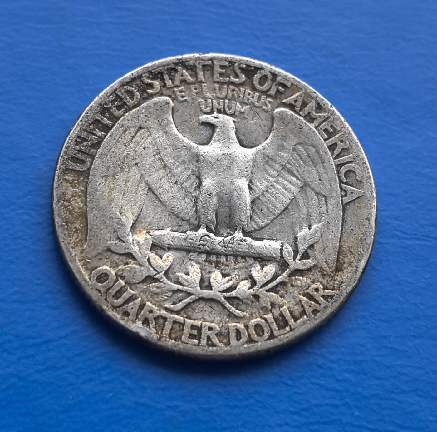 外国优质老铜币高银银币，周六九点倒数截拍，满百包邮，持续收拍 美国1944 年华盛顿 25 美分银币，90% 银质，诞生于二战胜利前夕。正面华盛顿肖像凝萃开国精神，背面鹰徽呼应国徽，诠释美式符号。战时流通包浆藏历史沧桑，见证反法西斯收官岁月。银本位托底，兼具战争纪念与钱币文化，是解码美国二战货币史、填补收藏序列的稀缺标的，适配专题藏家与历史爱好者 。