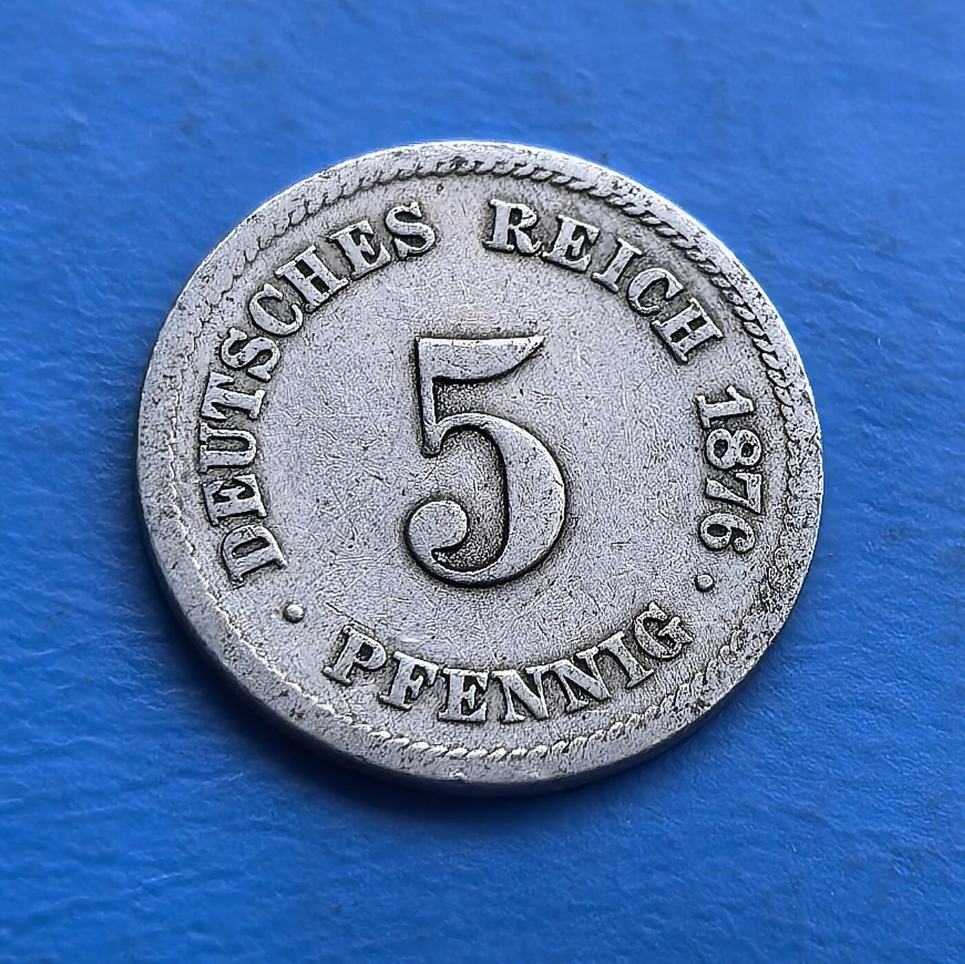 外国优质老铜币高银银币，周六九点倒数截拍，满百包邮，持续收拍 德意志帝国1876 年 5 芬尼J版，铸于统一后第五年，见证帝国初创里程碑。正面帝国鹰徽（双翅展威严，皇冠彰皇权），背面简洁标额，银质包浆凝百年岁月。承载德国从分裂到统一的货币记忆，早期币制实物，工艺与历史交融 。