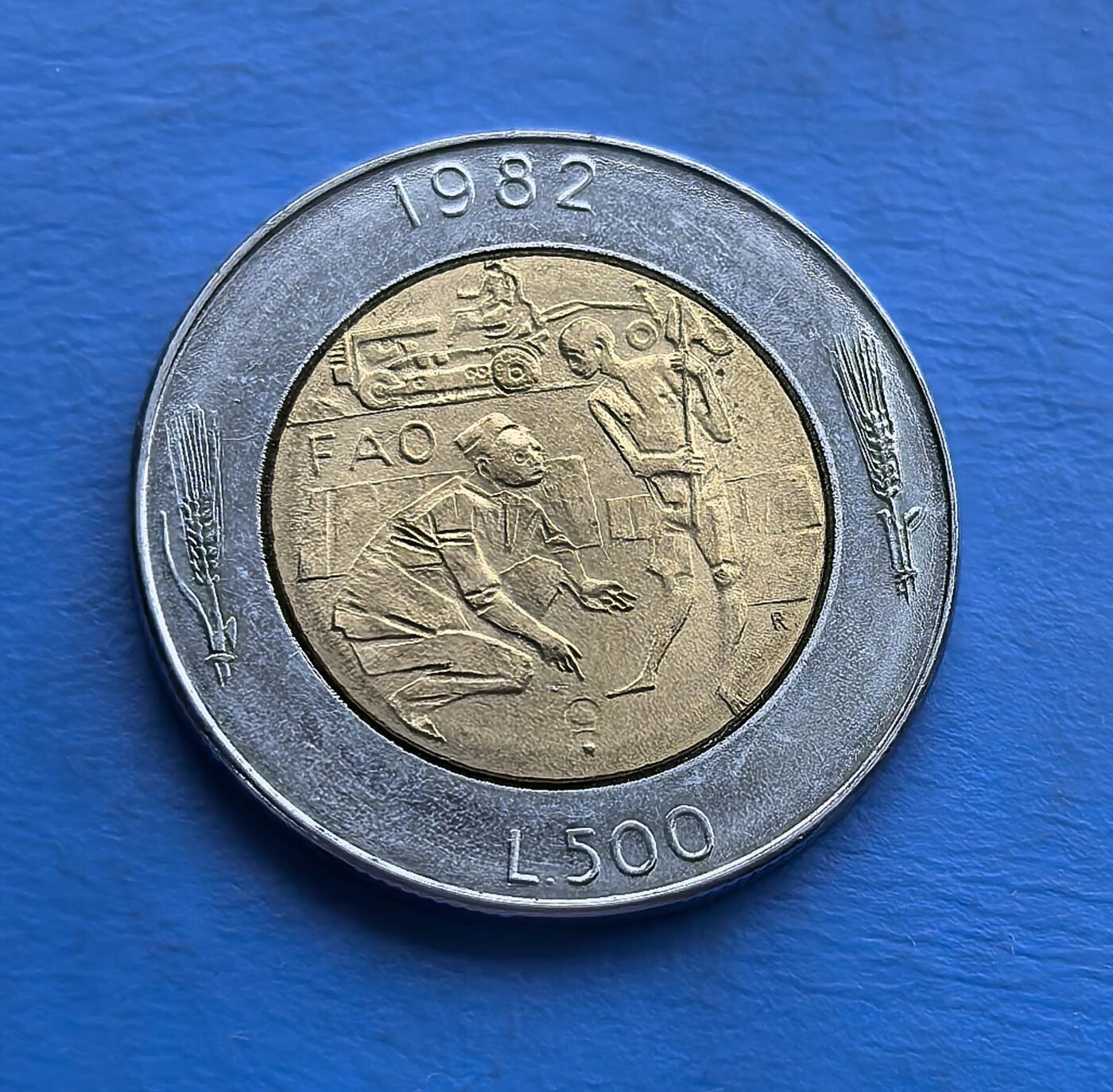 外国优质老铜币高银银币，周六九点倒数截拍，满百包邮，持续收拍 圣马力诺 1982 年500 里拉 FAO 双色币，正面国徽配 “LIBERTAS”，背面绘农业协作场景 。双色工艺亮眼，FAO 主题关联国际粮农议题，袖珍国发行兼具文化符号与稀缺性，岁月包浆添收藏韵味 。