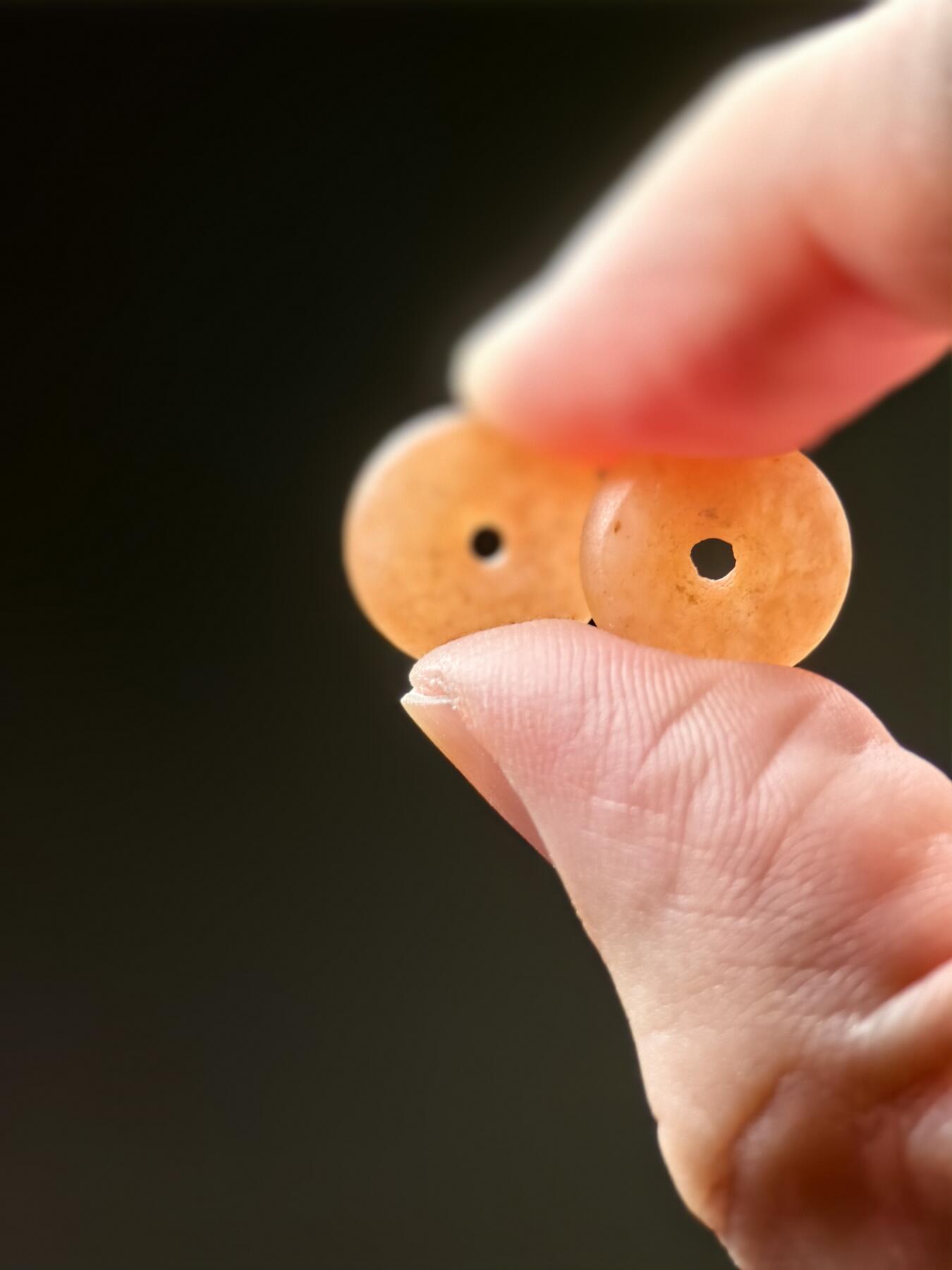 抚柳草堂-第四期章牌钱币（圣诞专场） 奖章勋章限时免佣 满百包邮 放漏专场 新石器时代 研磨类水晶石英质古珠一对 总重3.2g 直径13mm左右 永久保真