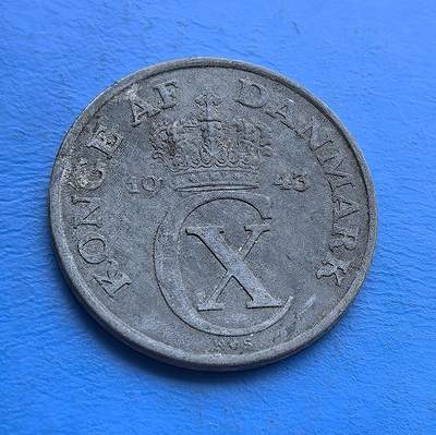 外国优质老铜币高银银币，周六九点倒数截拍，满百包邮，持续收拍 - 丹麦1943 年5 欧尔硬币，发行于二战丹麦被占领时期，承载特殊历史背景。背面饰克里斯蒂安十世王室纹章（皇冠、花押），正面橄榄枝环绕面值，北欧风格鲜明。近百年包浆厚重，兼具历史纪念性与设计美感，是二战货币、丹麦王室题材收藏的特色标的 。