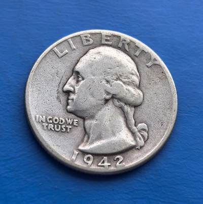 外国优质老铜币高银银币，周六九点倒数截拍，满百包邮，持续收拍 - 美国1942 年华盛顿 25 美分银币，90% 银质，诞生于二战烽火。正面华盛顿肖像、背面鹰徽，凝萃开国精神与国家符号。战时发行，承载反法西斯岁月记忆，流通包浆藏历史沧桑。银本位属性托底，兼具战争纪念与钱币文化价值，是解码美国二战货币史、填补银币收藏序列的珍贵标的，适配专题藏家与历史追梦者 。