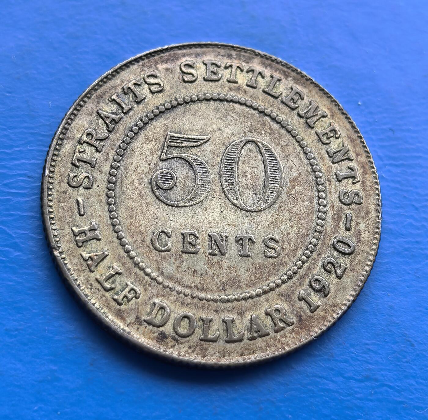 外国优质老铜币高银银币，周六九点倒数截拍，满百包邮，持续收拍 英属海峡殖民地1920 年 50 分银币，见证英帝国统治马来亚（新、马、槟城）的殖民史。正面乔治五世冠 “印度皇帝”，彰显殖民体系；背面币文圈定 “海峡殖民地” 身份 。百年包浆凝岁月痕迹 。一战后发行，承载远东殖民经济脉络，存世随流通递减 。是解码英殖民亚洲、填补海峡币收藏的珍贵标本，历史厚重与银质属性兼具，适配殖民币、英系藏家 。