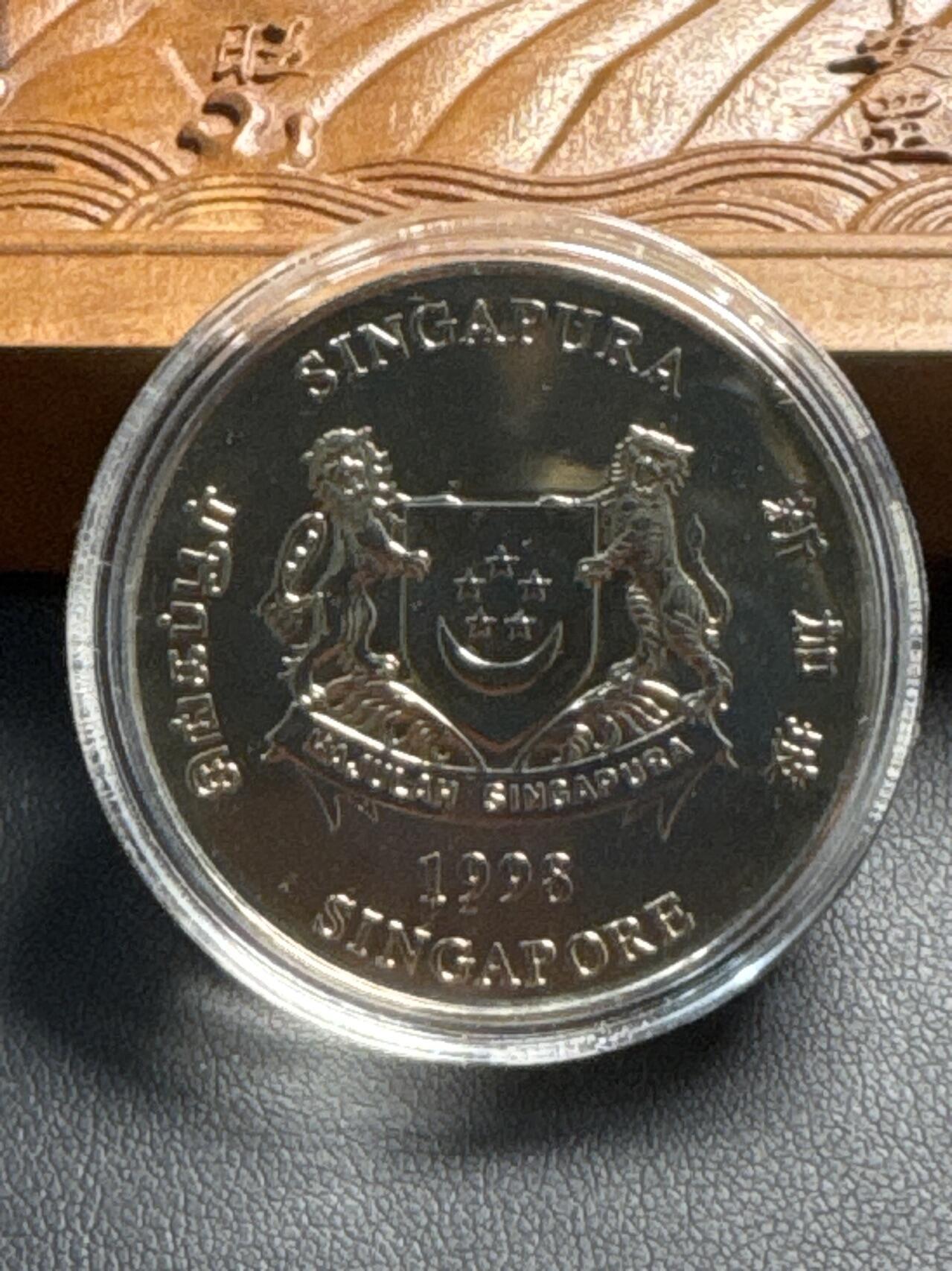 ❤️【币观天下】❤️ 第336期钱币拍卖- 2025.12.26周五晚上6点半场-长期征集拍品 新加坡1998年爱心捐赠镀金铜质纪念币盒装