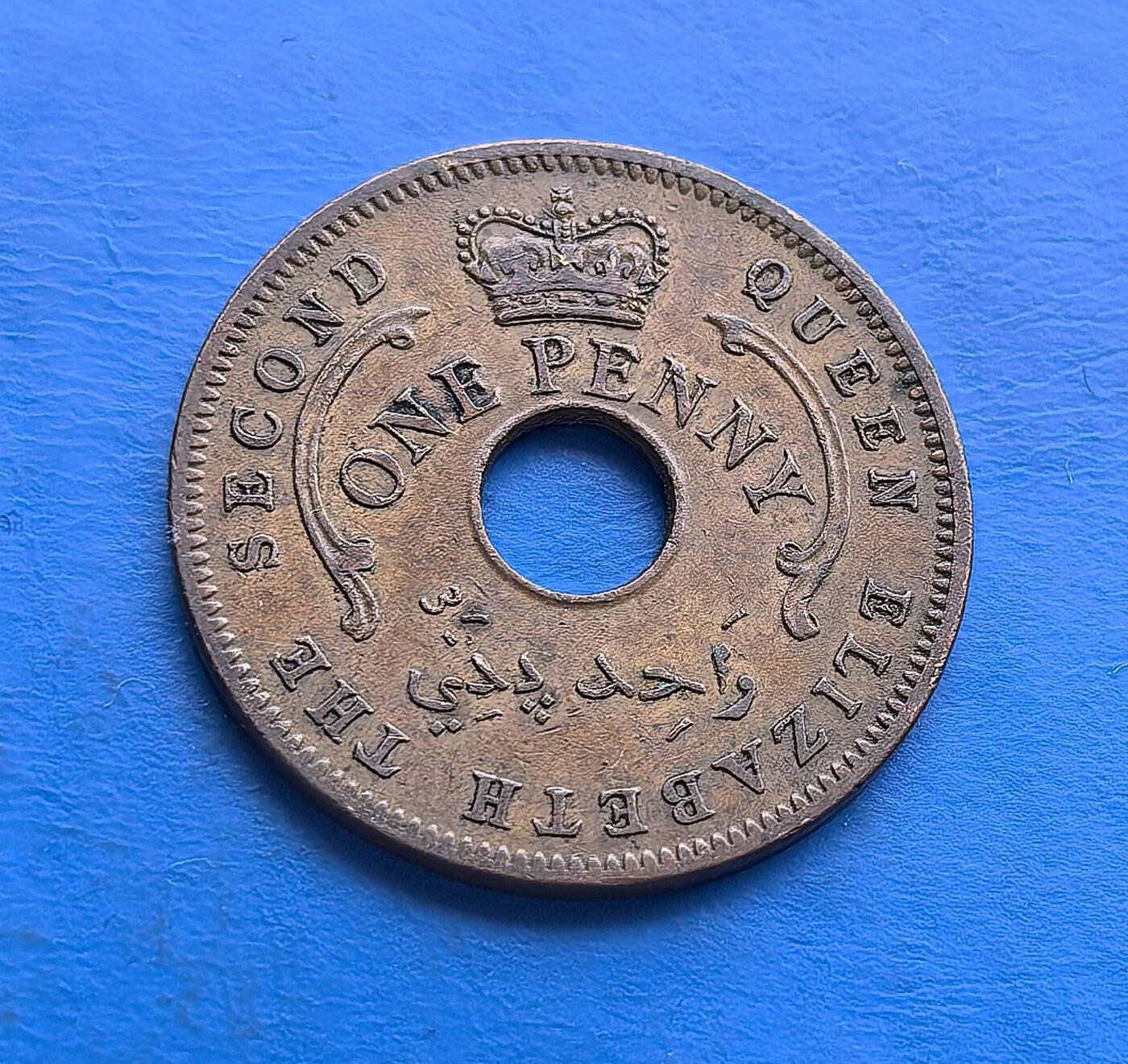 外国优质老铜币高银银币，周六九点倒数截拍，满百包邮，持续收拍 尼日利亚 1959 年1 便士，属独立前殖民过渡时期。中间圆孔设计独特，背面六角星象征联邦，币面融合英女王与本土符号，见证国家历史转折。青铜包浆古朴，是非洲殖民币收藏中承载时代脉络的特色藏品 。