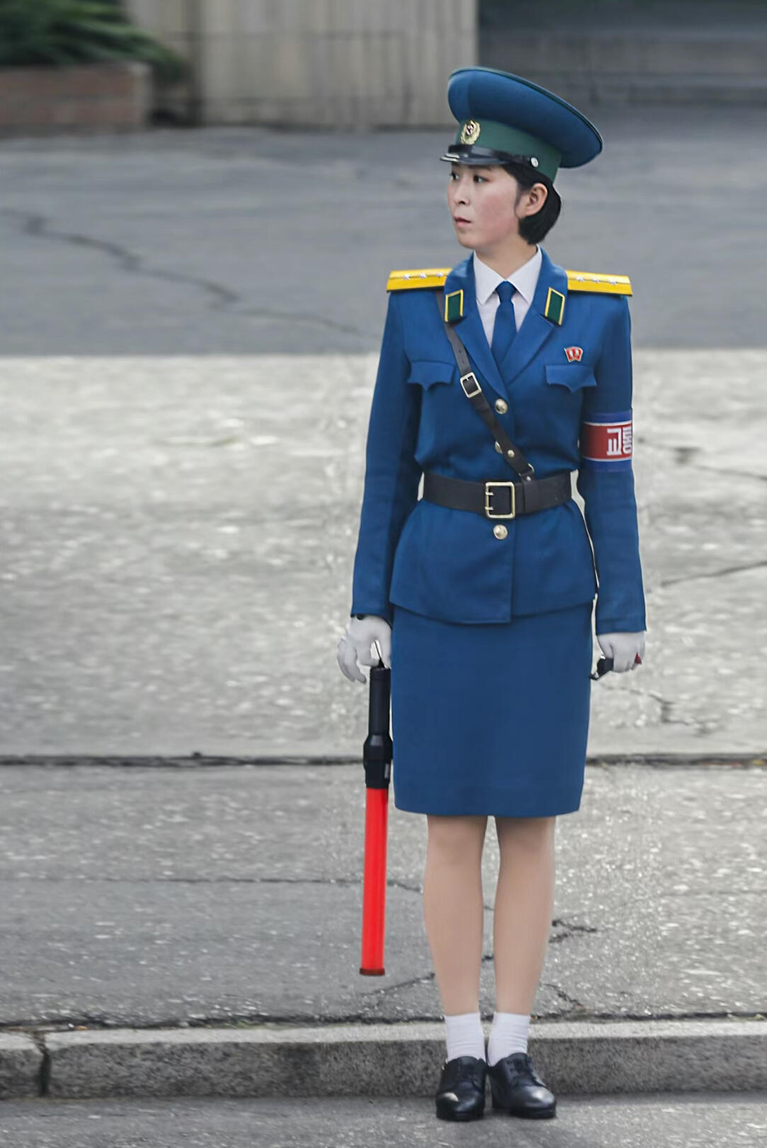 新时代收藏徽章红藏拍卖(第二十九场)  徽章纸品证书杂项 朝鲜社会安全军领章 朝鲜女交警照片中经常出现