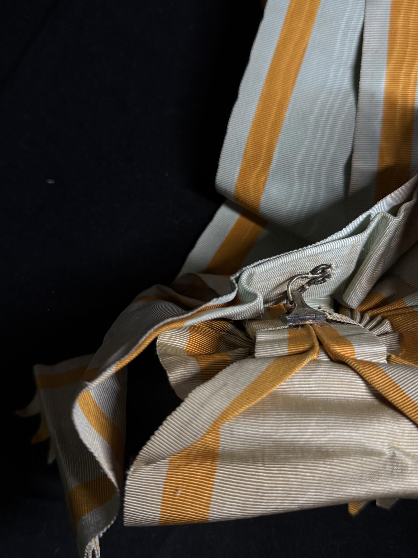 欢庆元旦！戎马世界章牌大赏第109期元旦大拍 勋一等瑞宝章大绶带，正面有老化掉色