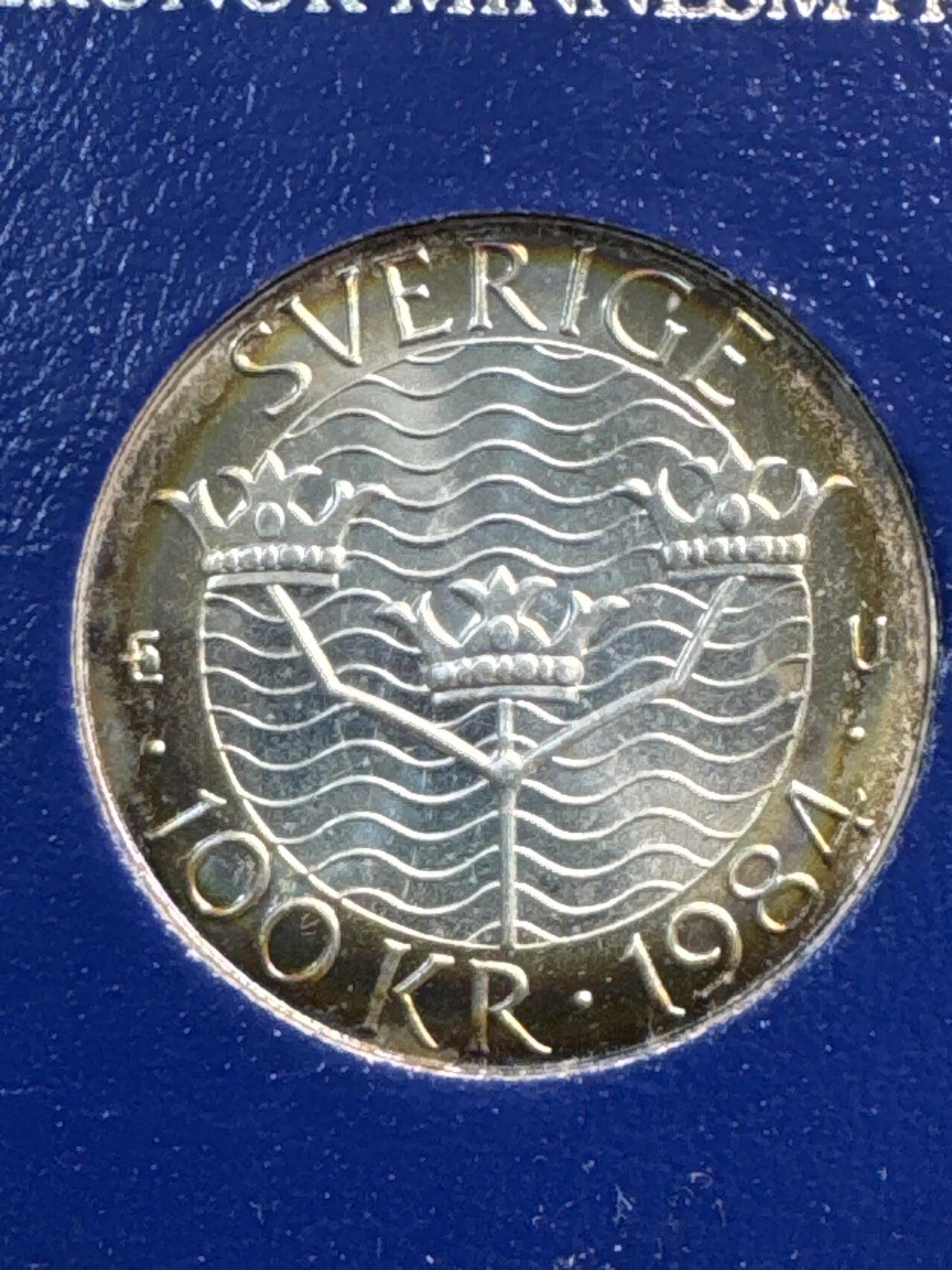 ❤️【币观天下】❤️ 第336期钱币拍卖- 2025.12.26周五晚上6点半场-长期征集拍品 稀少挪威1984年斯德哥尔摩会议100克朗纪念银币