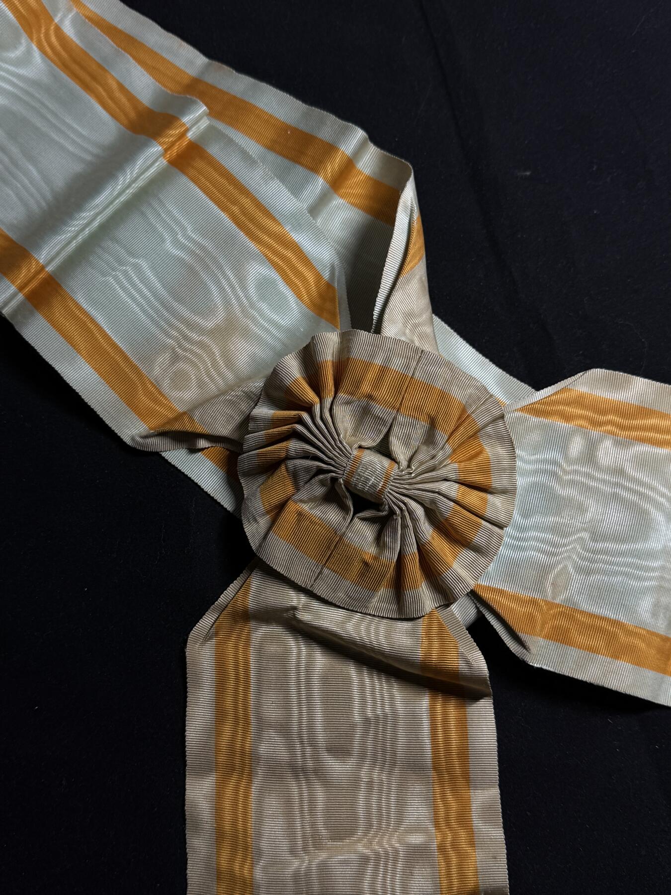 欢庆元旦！戎马世界章牌大赏第109期元旦大拍 勋一等瑞宝章大绶带，正面有老化掉色