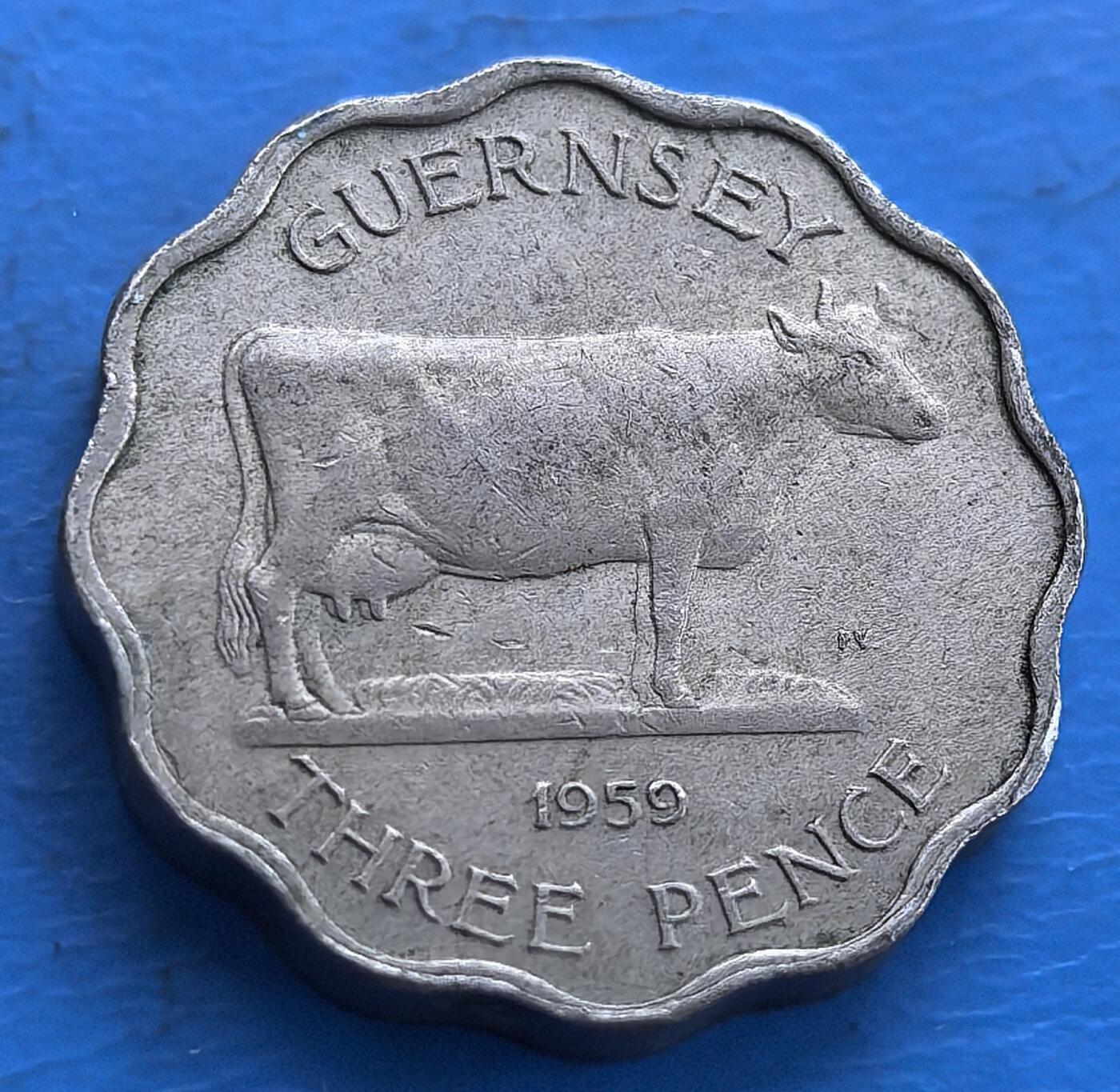 外国优质老铜币高银银币，周六九点倒数截拍，满百包邮，持续收拍 根西岛1959 年 3 便士，锯齿边独特，正面奶牛生动，背镌领地纹章，承载英属领地文化，铜镍质地，地域币藏趣味标的 。