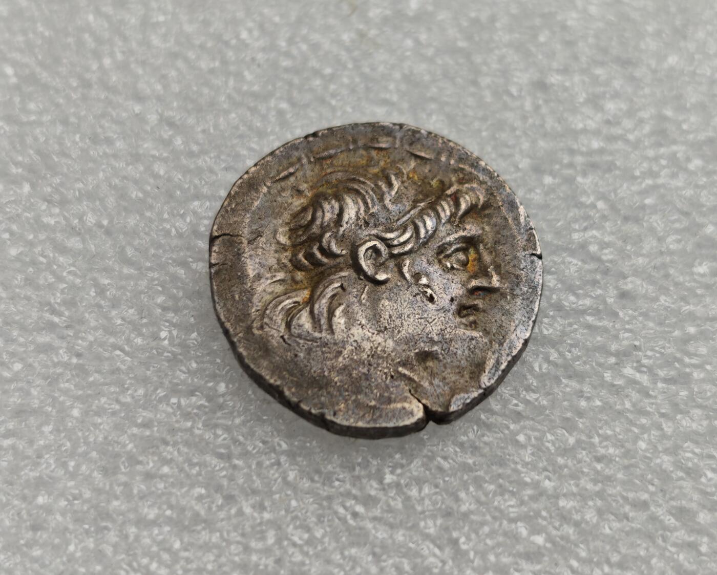 瓶子🏺第222期拍卖会  古希腊币塞琉古银币安条克七世银币雅典娜银币胜利女神银币 公元前138-前129年发行 正面国王安条克七世戴束发带面右头像。 背面雅典娜手持权杖站像，右手托起胜利女神，下方有盾牌，四周环绕月桂枝。