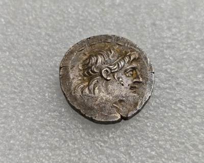 瓶子🏺第222期拍卖会 -  古希腊币塞琉古银币安条克七世银币雅典娜银币胜利女神银币 公元前138-前129年发行 正面国王安条克七世戴束发带面右头像。 背面雅典娜手持权杖站像，右手托起胜利女神，下方有盾牌，四周环绕月桂枝  重16.4克  直径27毫米