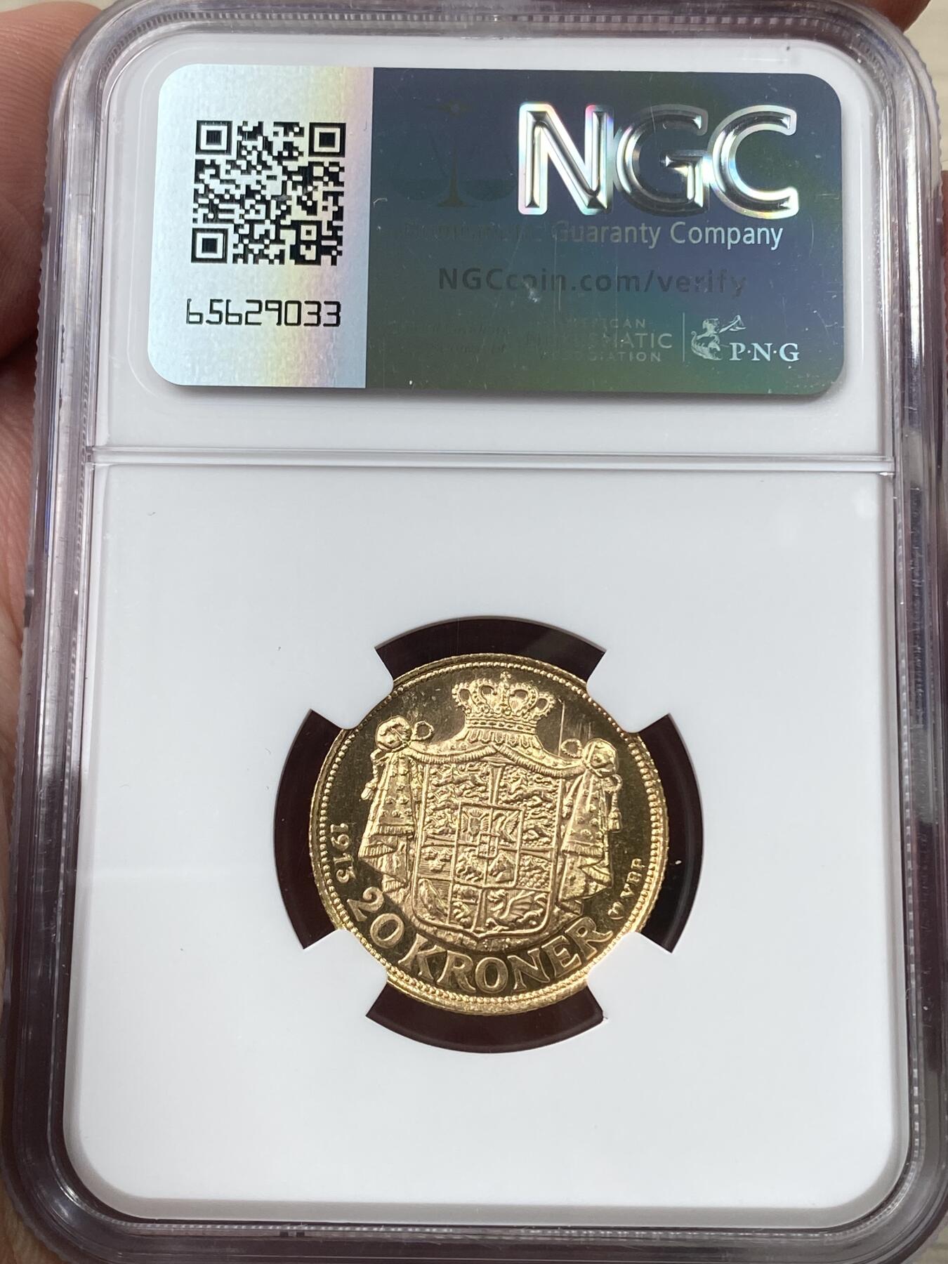万国钱币拍卖第058期（万国新年大拍） NGC MS65 1913年丹麦克里斯蒂安十世20克朗金币 8.96G 900金 类镜面喷砂质感 邮票光泽BU品质收藏级