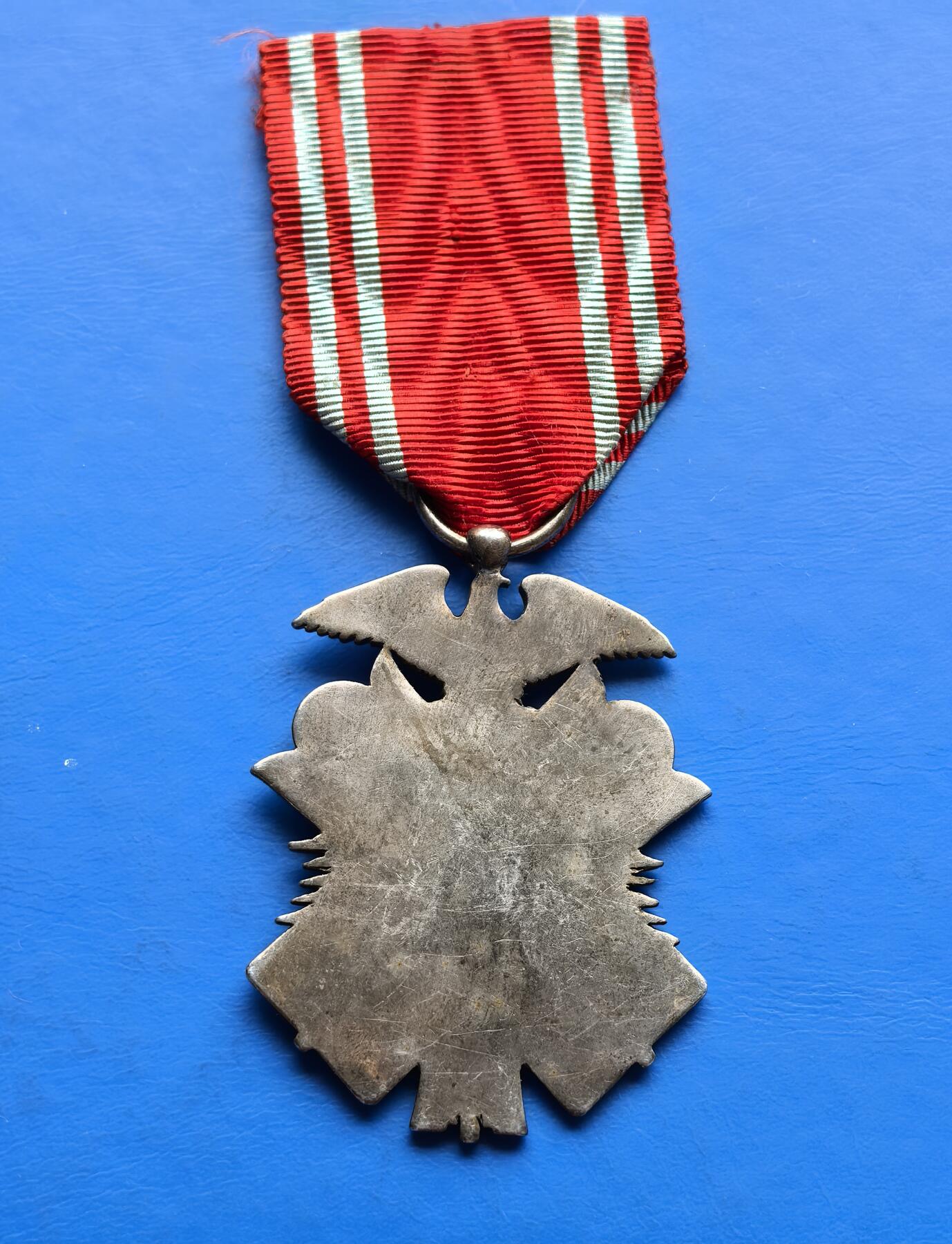 外国优质老铜币高银银币，周六九点倒数截拍，满百包邮，持续收拍 日本纪念章，长106mm含绶带，宽40mm，重21克，材质不明，是否原铸自己辨别，售出不退