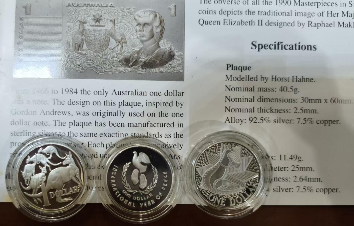 ❤️【币观天下】❤️ 第336期钱币拍卖- 2025.12.26周五晚上6点半场-长期征集拍品 澳大利亚1990年大师集藏装精制套币，此套装专为一澳元发行，澳大利亚自 1984年开始发行一澳元硬币。但是第一枚银质流通币却源自1988年的土著文化，因此在1998年特别发行此套装弥补1984年流通币和1986年和平年纪念币的银质版本，同时还发行一元纸钞的银质版本一起装入此套。总共含纯银74.97克