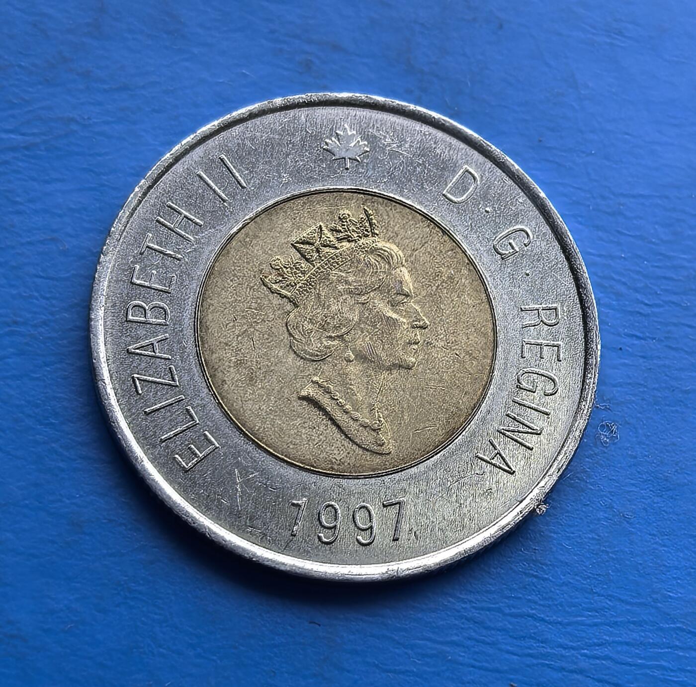 外国优质老铜币高银银币，周六九点倒数截拍，满百包邮，持续收拍 加拿大1997 年2 元双色硬币，背面北极熊诠释加拿大北极生态符号，正面伊丽莎白二世王冠肖像留存时代印记。双色工艺独特，属该币种早期发行年份，承载加国货币文化，自然包浆显岁月质感，是外币收藏中展现加国特色的优选 。