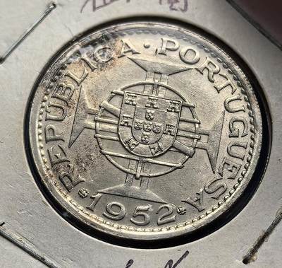 外国优质老铜币高银银币，周六九点倒数截拍，满百包邮，持续收拍 - 葡属1952 年澳门伍圆银币，见证葡萄牙殖民时期澳门史。正面为葡萄牙国徽（浑天仪 + 盾徽），背面是澳门专属纹章，中葡文 “澳门・伍圆” 交融，设计独特。银币质地，历经七十余载，存世量随岁月递减。它承载中葡文化碰撞，是殖民货币收藏、历史爱好者的珍贵标的，币面细节留存，尽显时代厚重与收藏价值 。