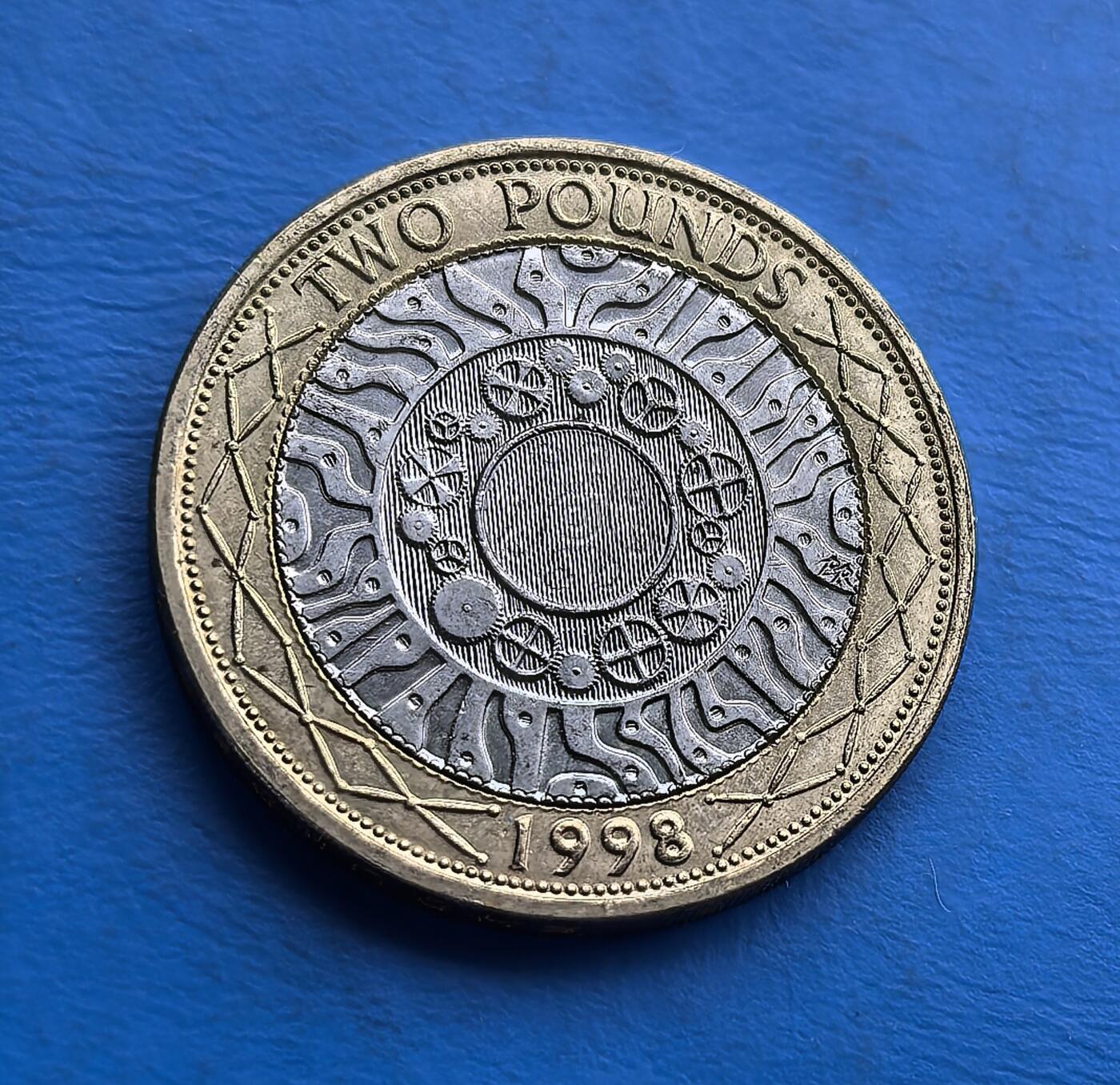 外国优质老铜币高银银币，周六九点倒数截拍，满百包邮，持续收拍 英国 2 英镑1998 年双色币，背面以齿轮、电路纹诠释 “工程与技术” 主题，呼应工业革命到科技时代的跨越；正面镌伊丽莎白二世肖像，双色金属（镍黄铜外环 + 白铜内芯）工艺细腻。发行于千禧前夕，凝聚时代科技展望，是现代钱币中艺术与历史价值兼具的收藏标的 。