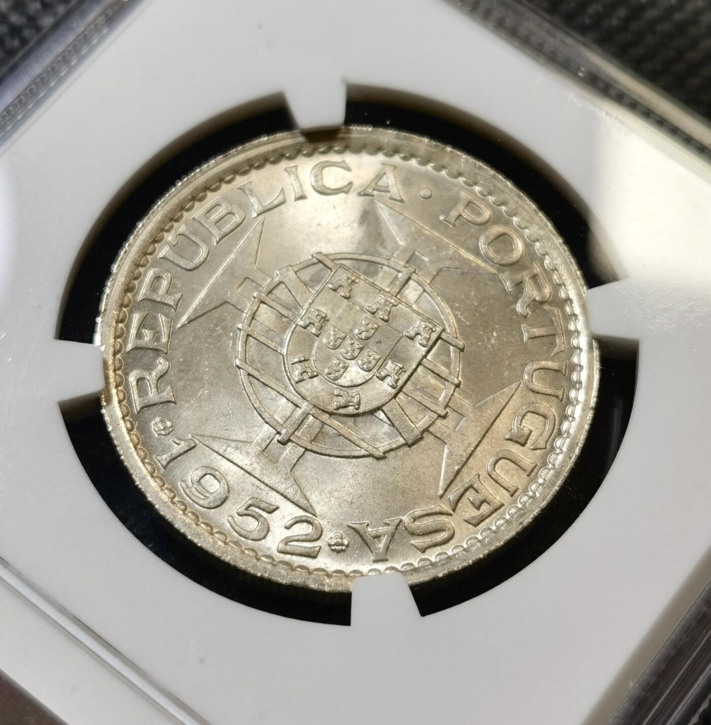 甄臻铺-世界币章拍卖（第45期）精品场拍品征集中，送拍享返佣金等优惠多多 NGC-MS66 澳门 1952年 厚5圆银币