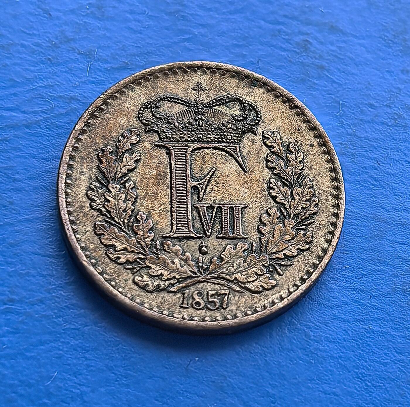 外国优质老铜币高银银币，周六九点倒数截拍，满百包邮，持续收拍 丹麦1857 年 ½ 里格斯蒙先令青铜币，属弗雷德里克七世统治期（1854 货币改革后首批青铜辅币）。正面镌君主花押 “F VII”、皇冠及橡叶环，背面饰 “½ SKILLING RIGSMØNT” 。青铜替代纯铜（更硬、防伪），见证 19 世纪北欧币制革新，百年包浆，是王室货币与工艺演进的珍稀收藏标的