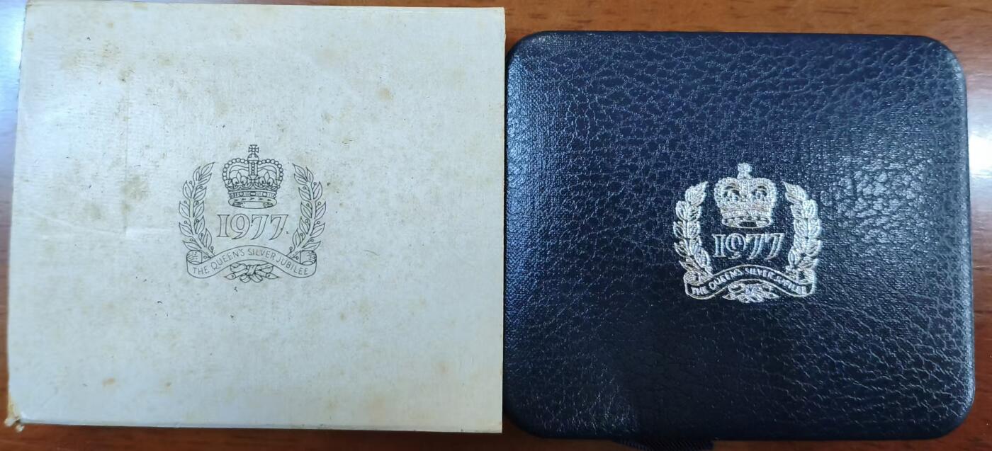 ❤️【币观天下】❤️ 第336期钱币拍卖- 2025.12.26周五晚上6点半场-长期征集拍品 特克斯凯科斯1977年28克朗女王登基银禧大银币 难能可贵的原盒证已经不好找了，额外还有一张蓝色的证书，双证在手天下我有！含纯银40.47克