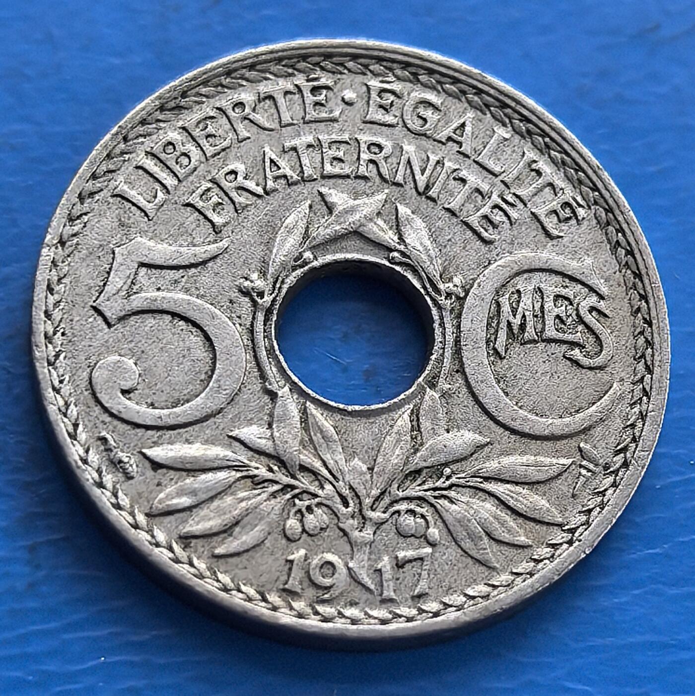 外国优质老铜币高银银币，周六九点倒数截拍，满百包邮，持续收拍 1917 年法国 5 分圆孔币，一战背景，圆孔设计别致，背刻 “自由平等博爱”，铜镍包浆，承载法兰西精神与战时记忆，欧币收藏特色标 。