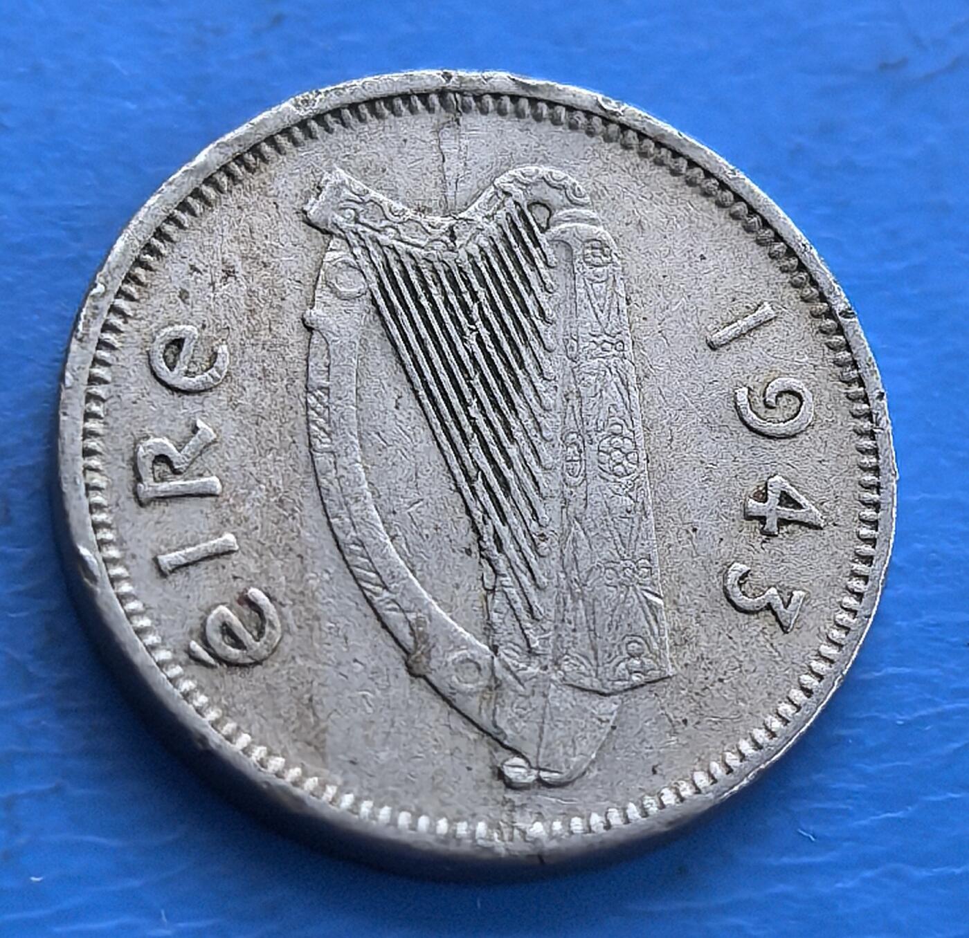 外国优质老铜币高银银币，周六九点倒数截拍，满百包邮，持续收拍 爱尔兰1943 年 3 便士，正面野兔灵动，背刻国徽竖琴，二战时期铸币，凯尔特文化与历史交融，小众收藏佳选 。