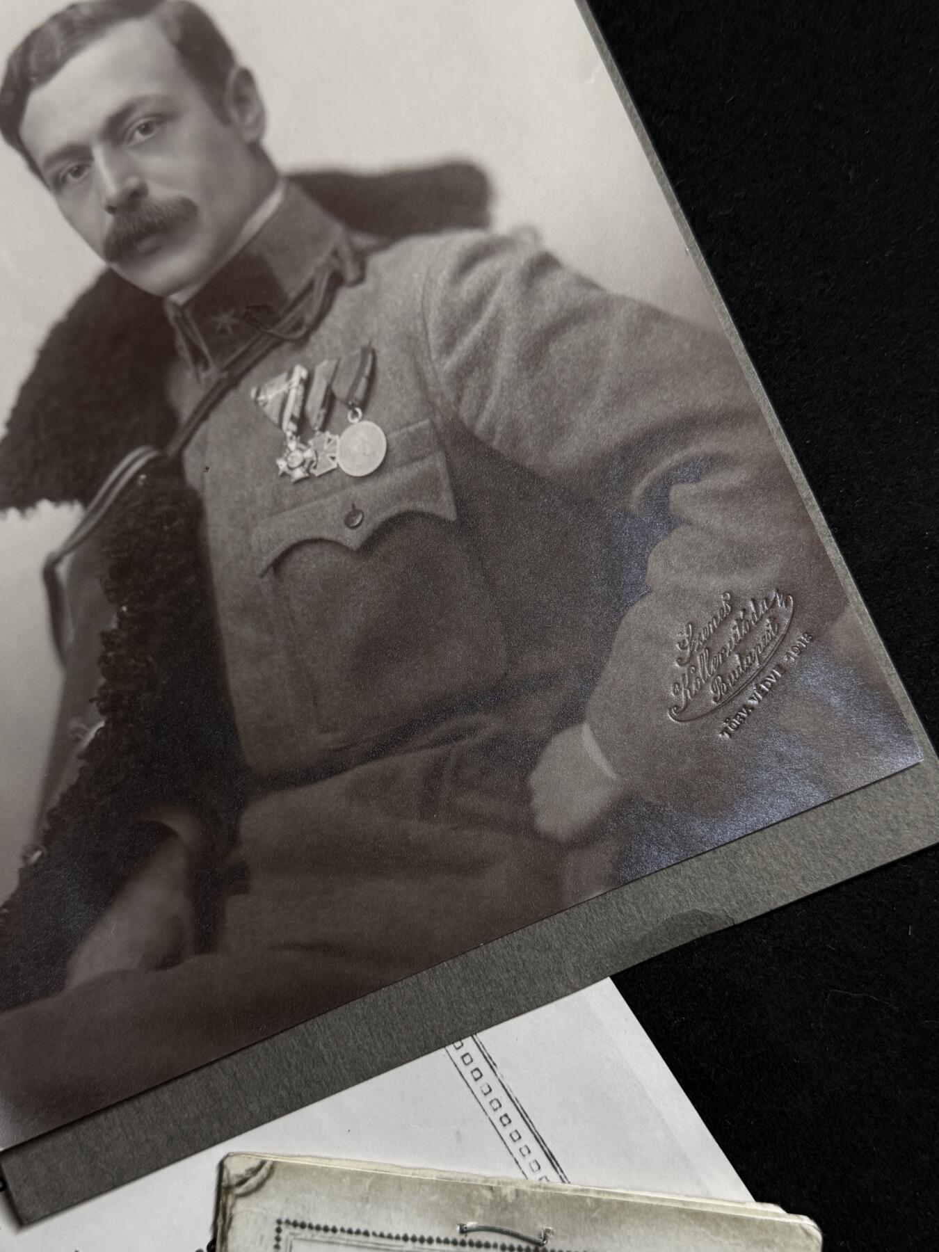 欢庆元旦！戎马世界章牌大赏第109期元旦大拍 匈牙利王国时期军官个人照片与官方复印档案资料，属于步兵上尉 Tárnóky Béla（1885 年生）