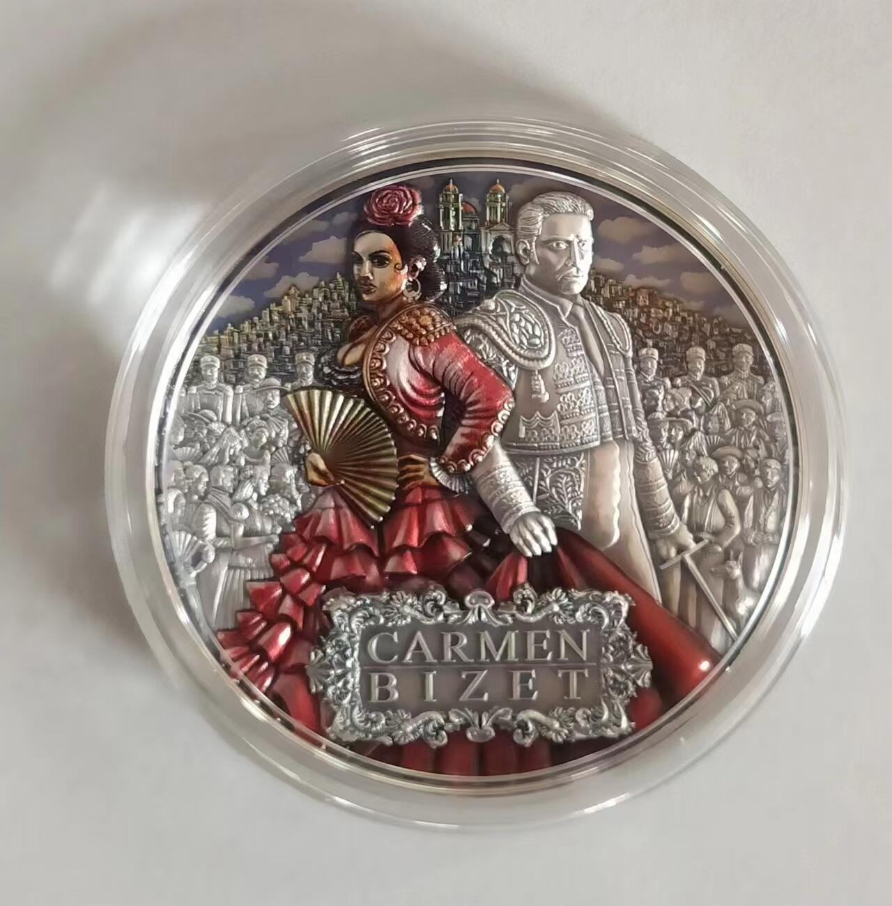 ❤️【币观天下】❤️ 第336期钱币拍卖- 2025.12.26周五晚上6点半场-长期征集拍品 纽埃2022年，世界最著名(比才)歌剧《卡门》，2盎司加大(直径达55mm)，超高、超精浮雕, 仿古、全景、彩色银币. 盒证全. 遵照国际最高银币质量标准制造. 采用“全景”设计，人物与背景充满了画面，超高精细浮雕远、中、近景层次分明，工艺细致. 实物更加立体震撼,非常漂亮. 应景当前巴黎奥运会热门银币. 国外售价350美元