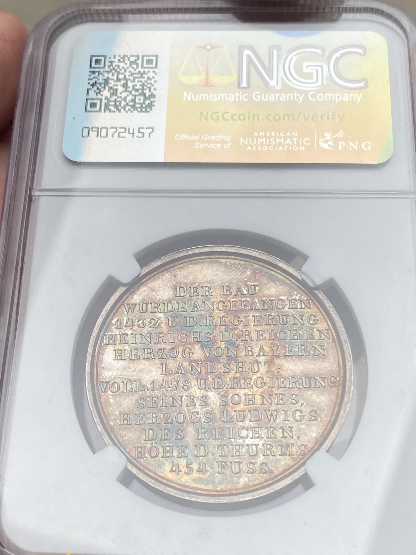 万国钱币拍卖第058期（万国新年大拍） NGC MS63 1831年德国巴伐利亚兰茨胡特圣马丁大教堂建成400周年纪念银章 原味天鹅绒彩 独特惹眼的椭圆镜框式设计非常漂亮 孔雀绿五彩极致美丽