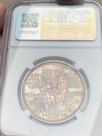 万国钱币拍卖第058期（万国新年大拍） NGC MS63 1831年德国巴伐利亚兰茨胡特圣马丁大教堂建成400周年纪念银章 原味天鹅绒彩 独特惹眼的椭圆镜框式设计非常漂亮 孔雀绿五彩极致美丽